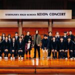 Juri Ueno Instagram – Kakogawa High School KEION CONCERT in 2024.2.4
第一回目となる、地元の軽音コンサート🎸に呼んでいただき、サプライズで登壇しました！😄みんなの演奏、初々しくて、フレッシュで、夢と希望に溢れていて、とてもパワーもらえました😊中には自分たちでオリジナル曲を披露されるバンドもいて、熱が伝わり楽しかったです！😉もう、プロとしてステージに立っている想像が出来てワクワクドキドキさせてもらえました‼️将来が楽しみです😇会場は、加古川のウェルネスパーク内にある、アラベスクホール。木とコンクリートでデザインされたホールの天井は、まるで船の先端のようなアーチを描いていてとても素敵でした✨昨年の舞台のだめの最後の会場となった、長野県の上田サントミューゼを思い出しました。。😌写真の通り、夫、「和田唱」もサプライズゲストとして登壇！
軽音と言えば、私の中でプロとして活躍している夫を連れて行かない他はない‼️と思い、地元、加古川に初めて来ていただきました😄唱さんは、ギターを生演奏したり、夢に向かってのエールを軽音部の皆さんに送ってくれました🌟そして、私、上野樹里は加古川の観光大使こと、のだめ（笑）🎹。普段はこのホールに「C. Bechstein （ﾍﾞﾋｼｭﾀｲﾝ）」という希少なドイツのピアノがあるのですが、私はのだめちゃんのように演奏出来ないので💦昨年の、舞台のだめミュージカルで歌った曲をメドレーで披露！その演奏は、のだめ劇中歌を全て作曲した唱さんの演奏で🎵（千秋センパイのデュエット部分も歌っていただきました）贅沢な伴奏とコーラスで緊張MAX⚡️そしてそして‼️今年に入ってから「しんつよ」への作詞をさせていただいてから、歌詞を書きたいモードの私は、唱さんに曲を作ってもらい書いた、ほやほやの新曲も披露‼️😂ゲストなのに体張りました😝（誰もお願いしてない）でもそれによって、出演者のみんなが披露する時の、手に汗握る感じ、身をもって体感しました💞🔥歌いながら泣きそうになったし🥺（年明けて色々あった大変なことを日本のみんなで乗り越えていこう！という思いを込めて書きました）やっぱり、ライブっていいよ、すごくいいね！もっと磨かなきゃいけないけど、ダイレクトに体感する場って、ものすごいエネルギー与え合えるよね‼️😊感情溢れ出すよね‼️🔥みんな、夢に向かって邁進してください🪽🌺会場の皆さんも、ちょっと変わったゲストからのエール、受け止めてくれてありがとうございました‼️🙌😄加古川からスター誕生する可能性を秘めた、軽音コンサート、これからも続いていくといいなぁ🎼 やっぱなんか、今年は音楽だなぁ。あ、今日テイラースイフト‼️観てきます🥳
（あ、私の左胸のワッペンは従姪お手製マングース）
#加古川
#東播工業高校
#東播磨高校
#加古川東高校
#高砂高校
#kakogawahighschoolkeionconcert
#和田唱
@sho_wada_triceratops 
#上野樹里