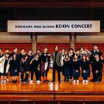 Juri Ueno Instagram – Kakogawa High School KEION CONCERT in 2024.2.4
第一回目となる、地元の軽音コンサート🎸に呼んでいただき、サプライズで登壇しました!😄みんなの演奏、初々しくて、フレッシュで、夢と希望に溢れていて、とてもパワーもらえました😊中には自分たちでオリジナル曲を披露されるバンドもいて、熱が伝わり楽しかったです!😉もう、プロとしてステージに立っている想像が出来てワクワクドキドキさせてもらえました‼️将来が楽しみです😇会場は、加古川のウェルネスパーク内にある、アラベスクホール。木とコンクリートでデザインされたホールの天井は、まるで船の先端のようなアーチを描いていてとても素敵でした✨昨年の舞台のだめの最後の会場となった、長野県の上田サントミューゼを思い出しました。。😌写真の通り、夫、「和田唱」もサプライズゲストとして登壇!
軽音と言えば、私の中でプロとして活躍している夫を連れて行かない他はない‼️と思い、地元、加古川に初めて来ていただきました😄唱さんは、ギターを生演奏したり、夢に向かってのエールを軽音部の皆さんに送ってくれました🌟そして、私、上野樹里は加古川の観光大使こと、のだめ(笑)🎹。普段はこのホールに「C. Bechstein (ベヒシュタイン)」という希少なドイツのピアノがあるのですが、私はのだめちゃんのように演奏出来ないので💦昨年の、舞台のだめミュージカルで歌った曲をメドレーで披露!その演奏は、のだめ劇中歌を全て作曲した唱さんの演奏で🎵(千秋センパイのデュエット部分も歌っていただきました)贅沢な伴奏とコーラスで緊張MAX⚡️そしてそして‼️今年に入ってから「しんつよ」への作詞をさせていただいてから、歌詞を書きたいモードの私は、唱さんに曲を作ってもらい書いた、ほやほやの新曲も披露‼️😂ゲストなのに体張りました😝(誰もお願いしてない)でもそれによって、出演者のみんなが披露する時の、手に汗握る感じ、身をもって体感しました💞🔥歌いながら泣きそうになったし🥺(年明けて色々あった大変なことを日本のみんなで乗り越えていこう!という思いを込めて書きました)やっぱり、ライブっていいよ、すごくいいね!もっと磨かなきゃいけないけど、ダイレクトに体感する場って、ものすごいエネルギー与え合えるよね‼️😊感情溢れ出すよね‼️🔥みんな、夢に向かって邁進してください🪽🌺会場の皆さんも、ちょっと変わったゲストからのエール、受け止めてくれてありがとうございました‼️🙌😄加古川からスター誕生する可能性を秘めた、軽音コンサート、これからも続いていくといいなぁ🎼 やっぱなんか、今年は音楽だなぁ。あ、今日テイラースイフト‼️観てきます🥳
(あ、私の左胸のワッペンは従姪お手製マングース)
#加古川
#東播工業高校
#東播磨高校
#加古川東高校
#高砂高校
#kakogawahighschoolkeionconcert
#和田唱
@sho_wada_triceratops
#上野樹里