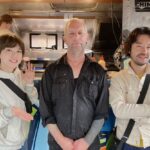 Juri Ueno Instagram - ウェリントン3日目👀食べ歩きツアー👏🚶 今日はその中の2件をご紹介🌟 1件目は、「EKIM Burger.エキムバーガー」🍔 野外のバスで調理されるダイナミックなバーガー🚌🍳 雨上がりの昼下がり、 朝食を済ませた私達はハンバーガーをコーディネーターさんと3人で１つ注文してシェアしようと店主にオーダーしたところ、 「３つにバーガー切ったら崩れちゃうよ」との事で、 「後で分けます！」と伝えて席に着いた。 しばらくしてから店主が自らテーブルに、 出来立てのハンバーガーをサーブしてくれた。 あれ？３つ？？ 「1人ひとつ食べて。」と。なんと‼️ ２つはプレゼントしてくれました‼️😳 「えー〜！」ってすごく驚くと同時に プライドを感じました。🥺🔥 （お金のない学生に見えたのかもしれないけど。） 店主に感謝のお礼を伝えた後、 朽ちかけたソファでいただく雨ざらしの野外のバーガー。☔️🛋️🌳手を汚しながら食べる美味しさ😭 このワイルドさとは裏腹に、店主の真心に、心はじ〜んわりと温かく優しい気持ちに。 「後で写真撮ろうよ、ね」と、夫と話した。 写真を撮らせていただく時に、 店主の方の奥さんが日本が大好きで、 日本語を学んでいるんだと話してくれました。 こんなに離れた地でも、 なんだかみんな繋がっているんだなぁと感じました🌼 😌そして、2件目は、 「Wellington SEA MARKET」のフィッシュ&チップス。 沢山の氷の上に新鮮なお魚が並んでいる店内🐟 今日のフィッシュは「King fish（ヒラマサ）」。 さっぱりした柔らかい白身のお魚です。 味付けはフレッシュレモン🍋を絞るだけ。塩は無し。 そう言えば、12年前も、ニュージーランドでは、 ビネガーをかけて食べるスタイルで食べてました。 （←これもお魚屋さんでのスタイルです。バルではもう少し濃い味付けです） チップスもフィッシュに負けない存在感🥔ホクホクでした😆✨ 明日は、3日間の朝食カフェ特集☕️🥯に、しようかな！バル特集かな？🍺お楽しみに👋😄 #ekimburger @wellingtonseamarket https://www.wellingtonseamarket.com @purenewzealand