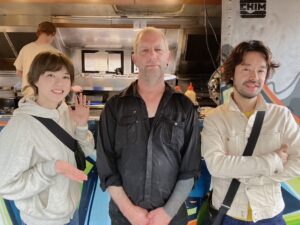 Juri Ueno Instagram - ウェリントン3日目👀食べ歩きツアー👏🚶 

今日はその中の2件をご紹介🌟

1件目は、「EKIM Burger.エキムバーガー」🍔
野外のバスで調理されるダイナミックなバーガー🚌🍳

雨上がりの昼下がり、
朝食を済ませた私達はハンバーガーをコーディネーターさんと3人で１つ注文してシェアしようと店主にオーダーしたところ、
「３つにバーガー切ったら崩れちゃうよ」との事で、
「後で分けます！」と伝えて席に着いた。

しばらくしてから店主が自らテーブルに、
出来立てのハンバーガーをサーブしてくれた。
あれ？３つ？？
「1人ひとつ食べて。」と。なんと‼️
２つはプレゼントしてくれました‼️😳
「えー〜！」ってすごく驚くと同時に
プライドを感じました。🥺🔥
（お金のない学生に見えたのかもしれないけど。）

店主に感謝のお礼を伝えた後、
朽ちかけたソファでいただく雨ざらしの野外のバーガー。☔️🛋️🌳手を汚しながら食べる美味しさ😭

このワイルドさとは裏腹に、店主の真心に、心はじ〜んわりと温かく優しい気持ちに。
「後で写真撮ろうよ、ね」と、夫と話した。

写真を撮らせていただく時に、
店主の方の奥さんが日本が大好きで、
日本語を学んでいるんだと話してくれました。

こんなに離れた地でも、
なんだかみんな繋がっているんだなぁと感じました🌼

😌そして、2件目は、
「Wellington SEA MARKET」のフィッシュ&チップス。

沢山の氷の上に新鮮なお魚が並んでいる店内🐟
今日のフィッシュは「King fish（ヒラマサ）」。
さっぱりした柔らかい白身のお魚です。

味付けはフレッシュレモン🍋を絞るだけ。塩は無し。

そう言えば、12年前も、ニュージーランドでは、
ビネガーをかけて食べるスタイルで食べてました。
（←これもお魚屋さんでのスタイルです。バルではもう少し濃い味付けです）
チップスもフィッシュに負けない存在感🥔ホクホクでした😆✨

明日は、3日間の朝食カフェ特集☕️🥯に、しようかな！バル特集かな？🍺お楽しみに👋😄

#ekimburger 

@wellingtonseamarket 
https://www.wellingtonseamarket.com

@purenewzealand