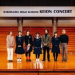 Juri Ueno Instagram – Kakogawa High School KEION CONCERT in 2024.2.4
第一回目となる、地元の軽音コンサート🎸に呼んでいただき、サプライズで登壇しました！😄みんなの演奏、初々しくて、フレッシュで、夢と希望に溢れていて、とてもパワーもらえました😊中には自分たちでオリジナル曲を披露されるバンドもいて、熱が伝わり楽しかったです！😉もう、プロとしてステージに立っている想像が出来てワクワクドキドキさせてもらえました‼️将来が楽しみです😇会場は、加古川のウェルネスパーク内にある、アラベスクホール。木とコンクリートでデザインされたホールの天井は、まるで船の先端のようなアーチを描いていてとても素敵でした✨昨年の舞台のだめの最後の会場となった、長野県の上田サントミューゼを思い出しました。。😌写真の通り、夫、「和田唱」もサプライズゲストとして登壇！
軽音と言えば、私の中でプロとして活躍している夫を連れて行かない他はない‼️と思い、地元、加古川に初めて来ていただきました😄唱さんは、ギターを生演奏したり、夢に向かってのエールを軽音部の皆さんに送ってくれました🌟そして、私、上野樹里は加古川の観光大使こと、のだめ（笑）🎹。普段はこのホールに「C. Bechstein （ﾍﾞﾋｼｭﾀｲﾝ）」という希少なドイツのピアノがあるのですが、私はのだめちゃんのように演奏出来ないので💦昨年の、舞台のだめミュージカルで歌った曲をメドレーで披露！その演奏は、のだめ劇中歌を全て作曲した唱さんの演奏で🎵（千秋センパイのデュエット部分も歌っていただきました）贅沢な伴奏とコーラスで緊張MAX⚡️そしてそして‼️今年に入ってから「しんつよ」への作詞をさせていただいてから、歌詞を書きたいモードの私は、唱さんに曲を作ってもらい書いた、ほやほやの新曲も披露‼️😂ゲストなのに体張りました😝（誰もお願いしてない）でもそれによって、出演者のみんなが披露する時の、手に汗握る感じ、身をもって体感しました💞🔥歌いながら泣きそうになったし🥺（年明けて色々あった大変なことを日本のみんなで乗り越えていこう！という思いを込めて書きました）やっぱり、ライブっていいよ、すごくいいね！もっと磨かなきゃいけないけど、ダイレクトに体感する場って、ものすごいエネルギー与え合えるよね‼️😊感情溢れ出すよね‼️🔥みんな、夢に向かって邁進してください🪽🌺会場の皆さんも、ちょっと変わったゲストからのエール、受け止めてくれてありがとうございました‼️🙌😄加古川からスター誕生する可能性を秘めた、軽音コンサート、これからも続いていくといいなぁ🎼 やっぱなんか、今年は音楽だなぁ。あ、今日テイラースイフト‼️観てきます🥳
（あ、私の左胸のワッペンは従姪お手製マングース）
#加古川
#東播工業高校
#東播磨高校
#加古川東高校
#高砂高校
#kakogawahighschoolkeionconcert
#和田唱
@sho_wada_triceratops 
#上野樹里