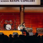 Juri Ueno Instagram – Kakogawa High School KEION CONCERT in 2024.2.4
第一回目となる、地元の軽音コンサート🎸に呼んでいただき、サプライズで登壇しました！😄みんなの演奏、初々しくて、フレッシュで、夢と希望に溢れていて、とてもパワーもらえました😊中には自分たちでオリジナル曲を披露されるバンドもいて、熱が伝わり楽しかったです！😉もう、プロとしてステージに立っている想像が出来てワクワクドキドキさせてもらえました‼️将来が楽しみです😇会場は、加古川のウェルネスパーク内にある、アラベスクホール。木とコンクリートでデザインされたホールの天井は、まるで船の先端のようなアーチを描いていてとても素敵でした✨昨年の舞台のだめの最後の会場となった、長野県の上田サントミューゼを思い出しました。。😌写真の通り、夫、「和田唱」もサプライズゲストとして登壇！
軽音と言えば、私の中でプロとして活躍している夫を連れて行かない他はない‼️と思い、地元、加古川に初めて来ていただきました😄唱さんは、ギターを生演奏したり、夢に向かってのエールを軽音部の皆さんに送ってくれました🌟そして、私、上野樹里は加古川の観光大使こと、のだめ（笑）🎹。普段はこのホールに「C. Bechstein （ﾍﾞﾋｼｭﾀｲﾝ）」という希少なドイツのピアノがあるのですが、私はのだめちゃんのように演奏出来ないので💦昨年の、舞台のだめミュージカルで歌った曲をメドレーで披露！その演奏は、のだめ劇中歌を全て作曲した唱さんの演奏で🎵（千秋センパイのデュエット部分も歌っていただきました）贅沢な伴奏とコーラスで緊張MAX⚡️そしてそして‼️今年に入ってから「しんつよ」への作詞をさせていただいてから、歌詞を書きたいモードの私は、唱さんに曲を作ってもらい書いた、ほやほやの新曲も披露‼️😂ゲストなのに体張りました😝（誰もお願いしてない）でもそれによって、出演者のみんなが披露する時の、手に汗握る感じ、身をもって体感しました💞🔥歌いながら泣きそうになったし🥺（年明けて色々あった大変なことを日本のみんなで乗り越えていこう！という思いを込めて書きました）やっぱり、ライブっていいよ、すごくいいね！もっと磨かなきゃいけないけど、ダイレクトに体感する場って、ものすごいエネルギー与え合えるよね‼️😊感情溢れ出すよね‼️🔥みんな、夢に向かって邁進してください🪽🌺会場の皆さんも、ちょっと変わったゲストからのエール、受け止めてくれてありがとうございました‼️🙌😄加古川からスター誕生する可能性を秘めた、軽音コンサート、これからも続いていくといいなぁ🎼 やっぱなんか、今年は音楽だなぁ。あ、今日テイラースイフト‼️観てきます🥳
（あ、私の左胸のワッペンは従姪お手製マングース）
#加古川
#東播工業高校
#東播磨高校
#加古川東高校
#高砂高校
#kakogawahighschoolkeionconcert
#和田唱
@sho_wada_triceratops 
#上野樹里