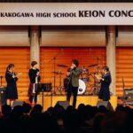 Juri Ueno Instagram – Kakogawa High School KEION CONCERT in 2024.2.4
第一回目となる、地元の軽音コンサート🎸に呼んでいただき、サプライズで登壇しました!😄みんなの演奏、初々しくて、フレッシュで、夢と希望に溢れていて、とてもパワーもらえました😊中には自分たちでオリジナル曲を披露されるバンドもいて、熱が伝わり楽しかったです!😉もう、プロとしてステージに立っている想像が出来てワクワクドキドキさせてもらえました‼️将来が楽しみです😇会場は、加古川のウェルネスパーク内にある、アラベスクホール。木とコンクリートでデザインされたホールの天井は、まるで船の先端のようなアーチを描いていてとても素敵でした✨昨年の舞台のだめの最後の会場となった、長野県の上田サントミューゼを思い出しました。。😌写真の通り、夫、「和田唱」もサプライズゲストとして登壇!
軽音と言えば、私の中でプロとして活躍している夫を連れて行かない他はない‼️と思い、地元、加古川に初めて来ていただきました😄唱さんは、ギターを生演奏したり、夢に向かってのエールを軽音部の皆さんに送ってくれました🌟そして、私、上野樹里は加古川の観光大使こと、のだめ(笑)🎹。普段はこのホールに「C. Bechstein (ベヒシュタイン)」という希少なドイツのピアノがあるのですが、私はのだめちゃんのように演奏出来ないので💦昨年の、舞台のだめミュージカルで歌った曲をメドレーで披露!その演奏は、のだめ劇中歌を全て作曲した唱さんの演奏で🎵(千秋センパイのデュエット部分も歌っていただきました)贅沢な伴奏とコーラスで緊張MAX⚡️そしてそして‼️今年に入ってから「しんつよ」への作詞をさせていただいてから、歌詞を書きたいモードの私は、唱さんに曲を作ってもらい書いた、ほやほやの新曲も披露‼️😂ゲストなのに体張りました😝(誰もお願いしてない)でもそれによって、出演者のみんなが披露する時の、手に汗握る感じ、身をもって体感しました💞🔥歌いながら泣きそうになったし🥺(年明けて色々あった大変なことを日本のみんなで乗り越えていこう!という思いを込めて書きました)やっぱり、ライブっていいよ、すごくいいね!もっと磨かなきゃいけないけど、ダイレクトに体感する場って、ものすごいエネルギー与え合えるよね‼️😊感情溢れ出すよね‼️🔥みんな、夢に向かって邁進してください🪽🌺会場の皆さんも、ちょっと変わったゲストからのエール、受け止めてくれてありがとうございました‼️🙌😄加古川からスター誕生する可能性を秘めた、軽音コンサート、これからも続いていくといいなぁ🎼 やっぱなんか、今年は音楽だなぁ。あ、今日テイラースイフト‼️観てきます🥳
(あ、私の左胸のワッペンは従姪お手製マングース)
#加古川
#東播工業高校
#東播磨高校
#加古川東高校
#高砂高校
#kakogawahighschoolkeionconcert
#和田唱
@sho_wada_triceratops
#上野樹里