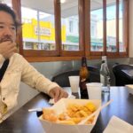 Juri Ueno Instagram - ウェリントン3日目👀食べ歩きツアー👏🚶 今日はその中の2件をご紹介🌟 1件目は、「EKIM Burger.エキムバーガー」🍔 野外のバスで調理されるダイナミックなバーガー🚌🍳 雨上がりの昼下がり、 朝食を済ませた私達はハンバーガーをコーディネーターさんと3人で１つ注文してシェアしようと店主にオーダーしたところ、 「３つにバーガー切ったら崩れちゃうよ」との事で、 「後で分けます！」と伝えて席に着いた。 しばらくしてから店主が自らテーブルに、 出来立てのハンバーガーをサーブしてくれた。 あれ？３つ？？ 「1人ひとつ食べて。」と。なんと‼️ ２つはプレゼントしてくれました‼️😳 「えー〜！」ってすごく驚くと同時に プライドを感じました。🥺🔥 （お金のない学生に見えたのかもしれないけど。） 店主に感謝のお礼を伝えた後、 朽ちかけたソファでいただく雨ざらしの野外のバーガー。☔️🛋️🌳手を汚しながら食べる美味しさ😭 このワイルドさとは裏腹に、店主の真心に、心はじ〜んわりと温かく優しい気持ちに。 「後で写真撮ろうよ、ね」と、夫と話した。 写真を撮らせていただく時に、 店主の方の奥さんが日本が大好きで、 日本語を学んでいるんだと話してくれました。 こんなに離れた地でも、 なんだかみんな繋がっているんだなぁと感じました🌼 😌そして、2件目は、 「Wellington SEA MARKET」のフィッシュ&チップス。 沢山の氷の上に新鮮なお魚が並んでいる店内🐟 今日のフィッシュは「King fish（ヒラマサ）」。 さっぱりした柔らかい白身のお魚です。 味付けはフレッシュレモン🍋を絞るだけ。塩は無し。 そう言えば、12年前も、ニュージーランドでは、 ビネガーをかけて食べるスタイルで食べてました。 （←これもお魚屋さんでのスタイルです。バルではもう少し濃い味付けです） チップスもフィッシュに負けない存在感🥔ホクホクでした😆✨ 明日は、3日間の朝食カフェ特集☕️🥯に、しようかな！バル特集かな？🍺お楽しみに👋😄 #ekimburger @wellingtonseamarket https://www.wellingtonseamarket.com @purenewzealand