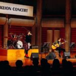 Juri Ueno Instagram – Kakogawa High School KEION CONCERT in 2024.2.4
第一回目となる、地元の軽音コンサート🎸に呼んでいただき、サプライズで登壇しました!😄みんなの演奏、初々しくて、フレッシュで、夢と希望に溢れていて、とてもパワーもらえました😊中には自分たちでオリジナル曲を披露されるバンドもいて、熱が伝わり楽しかったです!😉もう、プロとしてステージに立っている想像が出来てワクワクドキドキさせてもらえました‼️将来が楽しみです😇会場は、加古川のウェルネスパーク内にある、アラベスクホール。木とコンクリートでデザインされたホールの天井は、まるで船の先端のようなアーチを描いていてとても素敵でした✨昨年の舞台のだめの最後の会場となった、長野県の上田サントミューゼを思い出しました。。😌写真の通り、夫、「和田唱」もサプライズゲストとして登壇!
軽音と言えば、私の中でプロとして活躍している夫を連れて行かない他はない‼️と思い、地元、加古川に初めて来ていただきました😄唱さんは、ギターを生演奏したり、夢に向かってのエールを軽音部の皆さんに送ってくれました🌟そして、私、上野樹里は加古川の観光大使こと、のだめ(笑)🎹。普段はこのホールに「C. Bechstein (ベヒシュタイン)」という希少なドイツのピアノがあるのですが、私はのだめちゃんのように演奏出来ないので💦昨年の、舞台のだめミュージカルで歌った曲をメドレーで披露!その演奏は、のだめ劇中歌を全て作曲した唱さんの演奏で🎵(千秋センパイのデュエット部分も歌っていただきました)贅沢な伴奏とコーラスで緊張MAX⚡️そしてそして‼️今年に入ってから「しんつよ」への作詞をさせていただいてから、歌詞を書きたいモードの私は、唱さんに曲を作ってもらい書いた、ほやほやの新曲も披露‼️😂ゲストなのに体張りました😝(誰もお願いしてない)でもそれによって、出演者のみんなが披露する時の、手に汗握る感じ、身をもって体感しました💞🔥歌いながら泣きそうになったし🥺(年明けて色々あった大変なことを日本のみんなで乗り越えていこう!という思いを込めて書きました)やっぱり、ライブっていいよ、すごくいいね!もっと磨かなきゃいけないけど、ダイレクトに体感する場って、ものすごいエネルギー与え合えるよね‼️😊感情溢れ出すよね‼️🔥みんな、夢に向かって邁進してください🪽🌺会場の皆さんも、ちょっと変わったゲストからのエール、受け止めてくれてありがとうございました‼️🙌😄加古川からスター誕生する可能性を秘めた、軽音コンサート、これからも続いていくといいなぁ🎼 やっぱなんか、今年は音楽だなぁ。あ、今日テイラースイフト‼️観てきます🥳
(あ、私の左胸のワッペンは従姪お手製マングース)
#加古川
#東播工業高校
#東播磨高校
#加古川東高校
#高砂高校
#kakogawahighschoolkeionconcert
#和田唱
@sho_wada_triceratops
#上野樹里