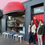 Juri Ueno Instagram – @margot.newtown 

オーガニック&ナチュラルワインな店、「margot」

ひっそりと佇む外観。
赤いアーチの屋根がかわいい。

こちらのお店の魅力は食材の鮮度と、料理のセンス✨

外はひっそりとしているのに、
店内はとても賑わっていて、
明るいうちから満席でびっくり🈵😳

随分前に予約して良かった。
ここは絶対に行きたかったから。

日が暮れるにつれて照明も暗くなり、
ムーディーになるにつれ
女子たちのトークも活気付いていく。

でも、そりゃそうなるわってくらい、
リラックスできるし、
料理も雰囲気も最高！

マリーゴールドのお花が散らしてあったり、
桃の美味しいサラダには
マスカルポーネチーズのソースもあうし、
テンション上がります！😆🍷

こちらのオーナーご夫妻は先週、
日本に食の旅をしたそうです。

だからかな、
最後に🥒
きゅうりの浅漬けみたいな料理が出て来たのは。🤭

私も唱さんも1番記憶に残ったレストランはここ「margot」なんです。

ぜひ機会があれば探して体感して下さいね🫶❤️‍🔥

近所にあったら、通い詰めたいレストラン。🍽️

@margot.newtown 

ウェリントンでは個人経営の
程よいプライベートなサイズ感のお店があって、
内装も外観もオリジナリティ溢れる街。

雰囲気も含め
自分のお気に入りを見つけるのも
楽しみの一つだと思います✨

明日は3日目の食べ歩きウェリントンをアップします。

@purenewzealand