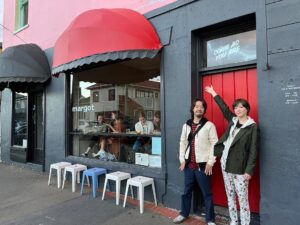 Juri Ueno Instagram - @margot.newtown 

オーガニック&ナチュラルワインな店、「margot」

ひっそりと佇む外観。
赤いアーチの屋根がかわいい。

こちらのお店の魅力は食材の鮮度と、料理のセンス✨

外はひっそりとしているのに、
店内はとても賑わっていて、
明るいうちから満席でびっくり🈵😳

随分前に予約して良かった。
ここは絶対に行きたかったから。

日が暮れるにつれて照明も暗くなり、
ムーディーになるにつれ
女子たちのトークも活気付いていく。

でも、そりゃそうなるわってくらい、
リラックスできるし、
料理も雰囲気も最高！

マリーゴールドのお花が散らしてあったり、
桃の美味しいサラダには
マスカルポーネチーズのソースもあうし、
テンション上がります！😆🍷

こちらのオーナーご夫妻は先週、
日本に食の旅をしたそうです。

だからかな、
最後に🥒
きゅうりの浅漬けみたいな料理が出て来たのは。🤭

私も唱さんも1番記憶に残ったレストランはここ「margot」なんです。

ぜひ機会があれば探して体感して下さいね🫶❤️‍🔥

近所にあったら、通い詰めたいレストラン。🍽️

@margot.newtown 

ウェリントンでは個人経営の
程よいプライベートなサイズ感のお店があって、
内装も外観もオリジナリティ溢れる街。

雰囲気も含め
自分のお気に入りを見つけるのも
楽しみの一つだと思います✨

明日は3日目の食べ歩きウェリントンをアップします。

@purenewzealand