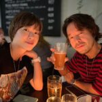 Juri Ueno Instagram – @margot.newtown
オーガニック&ナチュラルワインな店、「margot」
ひっそりと佇む外観。
赤いアーチの屋根がかわいい。
こちらのお店の魅力は食材の鮮度と、料理のセンス✨
外はひっそりとしているのに、
店内はとても賑わっていて、
明るいうちから満席でびっくり🈵😳
随分前に予約して良かった。
ここは絶対に行きたかったから。
日が暮れるにつれて照明も暗くなり、
ムーディーになるにつれ
女子たちのトークも活気付いていく。
でも、そりゃそうなるわってくらい、
リラックスできるし、
料理も雰囲気も最高!
マリーゴールドのお花が散らしてあったり、
桃の美味しいサラダには
マスカルポーネチーズのソースもあうし、
テンション上がります!😆🍷
こちらのオーナーご夫妻は先週、
日本に食の旅をしたそうです。
だからかな、
最後に🥒
きゅうりの浅漬けみたいな料理が出て来たのは。🤭
私も唱さんも1番記憶に残ったレストランはここ「margot」なんです。
ぜひ機会があれば探して体感して下さいね🫶❤️🔥
近所にあったら、通い詰めたいレストラン。🍽️
@margot.newtown
ウェリントンでは個人経営の
程よいプライベートなサイズ感のお店があって、
内装も外観もオリジナリティ溢れる街。
雰囲気も含め
自分のお気に入りを見つけるのも
楽しみの一つだと思います✨
明日は3日目の食べ歩きウェリントンをアップします。
@purenewzealand