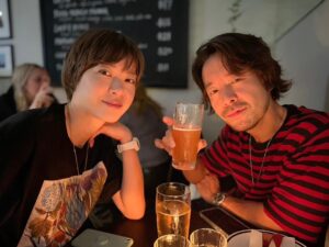 Juri Ueno Instagram - @margot.newtown 

オーガニック&ナチュラルワインな店、「margot」

ひっそりと佇む外観。
赤いアーチの屋根がかわいい。

こちらのお店の魅力は食材の鮮度と、料理のセンス✨

外はひっそりとしているのに、
店内はとても賑わっていて、
明るいうちから満席でびっくり🈵😳

随分前に予約して良かった。
ここは絶対に行きたかったから。

日が暮れるにつれて照明も暗くなり、
ムーディーになるにつれ
女子たちのトークも活気付いていく。

でも、そりゃそうなるわってくらい、
リラックスできるし、
料理も雰囲気も最高！

マリーゴールドのお花が散らしてあったり、
桃の美味しいサラダには
マスカルポーネチーズのソースもあうし、
テンション上がります！😆🍷

こちらのオーナーご夫妻は先週、
日本に食の旅をしたそうです。

だからかな、
最後に🥒
きゅうりの浅漬けみたいな料理が出て来たのは。🤭

私も唱さんも1番記憶に残ったレストランはここ「margot」なんです。

ぜひ機会があれば探して体感して下さいね🫶❤️‍🔥

近所にあったら、通い詰めたいレストラン。🍽️

@margot.newtown 

ウェリントンでは個人経営の
程よいプライベートなサイズ感のお店があって、
内装も外観もオリジナリティ溢れる街。

雰囲気も含め
自分のお気に入りを見つけるのも
楽しみの一つだと思います✨

明日は3日目の食べ歩きウェリントンをアップします。

@purenewzealand