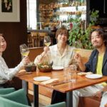 Juri Ueno Instagram - #auckland にある レストラン「Ahi.」(アヒ) @ahirestaurant フィガロ📚 @madamefigarojapon で 平野由紀子さん @8yukiko76hirano と ランチを堪能させていただきました！🥂🌹 平野さんは、ワインとのペアリングだったり お料理の感想が弾んで、 初対面でしたが充実のひとときを 過ごさせていただきました🥳 ニュージーランドといえば 先住民族マオリ。 マオリの伝統料理「ハンギ」は、 土の中で低温調理をするのです。 もちろん高層階である このレストランでは さすがの BEN シェフも 土はないので作れません。 しかし！ それを見事に再現した料理が、 目の前に現れた！！ なんと、今日のために、 外で、土に包んで低温調理した豚肉を こちらのレストランで丁寧に温め直し、 ハンギ料理のお話をしながら、 お皿に盛り付けて下さいました🍽️✨ （写真10枚目、動画に写っている 黒い筒のものがハンギ料理です。） 帰りの飛行機では、 BENシェフの番組、 素材を巡る旅を8話全て観賞📺✈️ 海では釣り🎣山では狩り🦘 畑🥬や、きのこ栽培🍄‍🟫など、 自らニュージーランド中を駆け巡って、 循環を考えた素材の選び方、美しい調理法。 とても楽しく拝見しました！😄 とても有名なシェフだったんだなぁとしみじみ。😌 （機内で写ってるNZのクラフトビール🍺 アーティーチョークの上に Kiwi birdが乗ってるのわかりますか？🥝🐤） 全ての料理が、鮮度抜群で、 味はナチュラルでフレッシュ🌿 生き生きとしている料理に、 ニュージーランドの恵みをいただいている 感謝が溢れました🙏🌳 オープンキッチンの活気溢れる厨房にも、 お忙しい中、 見学させていただき、 「Ahi.」の皆様、 大変お世話になりました！ 皆さんも、ぜひオークランドへ行くときは レストラン「Ahi.」にて、 ニュージーランドを堪能されてはいかがでしょうか。。 @purenewzealand @sadaito @shotaro.ao @furuta_chiaki