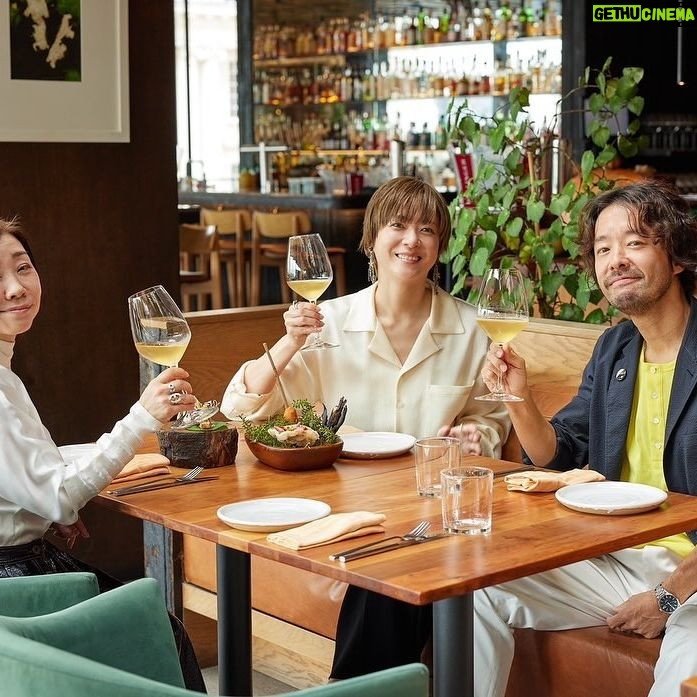 Juri Ueno Instagram - #auckland にある レストラン「Ahi.」(アヒ) @ahirestaurant フィガロ📚 @madamefigarojapon で 平野由紀子さん @8yukiko76hirano と ランチを堪能させていただきました!🥂🌹 平野さんは、ワインとのペアリングだったり お料理の感想が弾んで、 初対面でしたが充実のひとときを 過ごさせていただきました🥳 ニュージーランドといえば 先住民族マオリ。 マオリの伝統料理「ハンギ」は、 土の中で低温調理をするのです。 もちろん高層階である このレストランでは さすがの BEN シェフも 土はないので作れません。 しかし! それを見事に再現した料理が、 目の前に現れた!! なんと、今日のために、 外で、土に包んで低温調理した豚肉を こちらのレストランで丁寧に温め直し、 ハンギ料理のお話をしながら、 お皿に盛り付けて下さいました🍽️✨ (写真10枚目、動画に写っている 黒い筒のものがハンギ料理です。) 帰りの飛行機では、 BENシェフの番組、 素材を巡る旅を8話全て観賞📺✈️ 海では釣り🎣山では狩り🦘 畑🥬や、きのこ栽培🍄🟫など、 自らニュージーランド中を駆け巡って、 循環を考えた素材の選び方、美しい調理法。 とても楽しく拝見しました!😄 とても有名なシェフだったんだなぁとしみじみ。😌 (機内で写ってるNZのクラフトビール🍺 アーティーチョークの上に Kiwi birdが乗ってるのわかりますか?🥝🐤) 全ての料理が、鮮度抜群で、 味はナチュラルでフレッシュ🌿 生き生きとしている料理に、 ニュージーランドの恵みをいただいている 感謝が溢れました🙏🌳 オープンキッチンの活気溢れる厨房にも、 お忙しい中、 見学させていただき、 「Ahi.」の皆様、 大変お世話になりました! 皆さんも、ぜひオークランドへ行くときは レストラン「Ahi.」にて、 ニュージーランドを堪能されてはいかがでしょうか。。 @purenewzealand @sadaito @shotaro.ao @furuta_chiaki