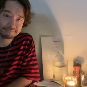 Juri Ueno Instagram - @margot.newtown 

オーガニック&ナチュラルワインな店、「margot」

ひっそりと佇む外観。
赤いアーチの屋根がかわいい。

こちらのお店の魅力は食材の鮮度と、料理のセンス✨

外はひっそりとしているのに、
店内はとても賑わっていて、
明るいうちから満席でびっくり🈵😳

随分前に予約して良かった。
ここは絶対に行きたかったから。

日が暮れるにつれて照明も暗くなり、
ムーディーになるにつれ
女子たちのトークも活気付いていく。

でも、そりゃそうなるわってくらい、
リラックスできるし、
料理も雰囲気も最高！

マリーゴールドのお花が散らしてあったり、
桃の美味しいサラダには
マスカルポーネチーズのソースもあうし、
テンション上がります！😆🍷

こちらのオーナーご夫妻は先週、
日本に食の旅をしたそうです。

だからかな、
最後に🥒
きゅうりの浅漬けみたいな料理が出て来たのは。🤭

私も唱さんも1番記憶に残ったレストランはここ「margot」なんです。

ぜひ機会があれば探して体感して下さいね🫶❤️‍🔥

近所にあったら、通い詰めたいレストラン。🍽️

@margot.newtown 

ウェリントンでは個人経営の
程よいプライベートなサイズ感のお店があって、
内装も外観もオリジナリティ溢れる街。

雰囲気も含め
自分のお気に入りを見つけるのも
楽しみの一つだと思います✨

明日は3日目の食べ歩きウェリントンをアップします。

@purenewzealand