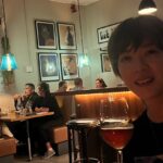 Juri Ueno Instagram – @margot.newtown 

オーガニック&ナチュラルワインな店、「margot」

ひっそりと佇む外観。
赤いアーチの屋根がかわいい。

こちらのお店の魅力は食材の鮮度と、料理のセンス✨

外はひっそりとしているのに、
店内はとても賑わっていて、
明るいうちから満席でびっくり🈵😳

随分前に予約して良かった。
ここは絶対に行きたかったから。

日が暮れるにつれて照明も暗くなり、
ムーディーになるにつれ
女子たちのトークも活気付いていく。

でも、そりゃそうなるわってくらい、
リラックスできるし、
料理も雰囲気も最高！

マリーゴールドのお花が散らしてあったり、
桃の美味しいサラダには
マスカルポーネチーズのソースもあうし、
テンション上がります！😆🍷

こちらのオーナーご夫妻は先週、
日本に食の旅をしたそうです。

だからかな、
最後に🥒
きゅうりの浅漬けみたいな料理が出て来たのは。🤭

私も唱さんも1番記憶に残ったレストランはここ「margot」なんです。

ぜひ機会があれば探して体感して下さいね🫶❤️‍🔥

近所にあったら、通い詰めたいレストラン。🍽️

@margot.newtown 

ウェリントンでは個人経営の
程よいプライベートなサイズ感のお店があって、
内装も外観もオリジナリティ溢れる街。

雰囲気も含め
自分のお気に入りを見つけるのも
楽しみの一つだと思います✨

明日は3日目の食べ歩きウェリントンをアップします。

@purenewzealand