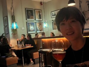 Juri Ueno Instagram - @margot.newtown 

オーガニック&ナチュラルワインな店、「margot」

ひっそりと佇む外観。
赤いアーチの屋根がかわいい。

こちらのお店の魅力は食材の鮮度と、料理のセンス✨

外はひっそりとしているのに、
店内はとても賑わっていて、
明るいうちから満席でびっくり🈵😳

随分前に予約して良かった。
ここは絶対に行きたかったから。

日が暮れるにつれて照明も暗くなり、
ムーディーになるにつれ
女子たちのトークも活気付いていく。

でも、そりゃそうなるわってくらい、
リラックスできるし、
料理も雰囲気も最高！

マリーゴールドのお花が散らしてあったり、
桃の美味しいサラダには
マスカルポーネチーズのソースもあうし、
テンション上がります！😆🍷

こちらのオーナーご夫妻は先週、
日本に食の旅をしたそうです。

だからかな、
最後に🥒
きゅうりの浅漬けみたいな料理が出て来たのは。🤭

私も唱さんも1番記憶に残ったレストランはここ「margot」なんです。

ぜひ機会があれば探して体感して下さいね🫶❤️‍🔥

近所にあったら、通い詰めたいレストラン。🍽️

@margot.newtown 

ウェリントンでは個人経営の
程よいプライベートなサイズ感のお店があって、
内装も外観もオリジナリティ溢れる街。

雰囲気も含め
自分のお気に入りを見つけるのも
楽しみの一つだと思います✨

明日は3日目の食べ歩きウェリントンをアップします。

@purenewzealand