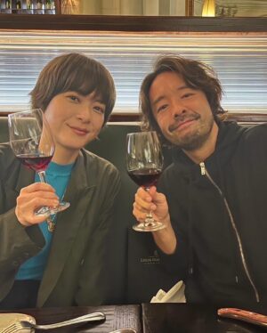 Juri Ueno Instagram - 夫婦初海外旅行は、
ニュージーランドのウェリントンでした🇳🇿

こちらのレストランは
初日の夜に訪れた、
 「Logan Brown」（ローガン・ブラウン）。

ウェリントンのディナーと言えばここは外せないそう。

石造りの重厚感のある店内は
オークランドとは違った
クラシカルな雰囲気があります✨

こんな素敵な場所で、
食べたり飲んだりしていいの？
（飲食禁止じゃないの？）って
戸惑うほどの歴史ある店内は天井が高く、
照明は柔らかく、料理は新しく、
初日からどっぷりウェリントンを満喫したのでした。🌕🍷😊（夫は食後に二階席にも座ってみました）

皆さんも機会があればぜひ。
空間に浸るだけでも最高です。

メインメニューは４種類（一つはビーガン）だったので、三、四人で行くと、一つずつお皿を頼んでシェア、
というのがオススメです😄

私は、コーディネーターさんと夫と
3種類ずつ頼みました♪

全部美味しかったです😋

《お知らせ🎁》

4/12から 
#ニュージーランド旅パクエスト が始まります。

クイズに答えて素敵なプレゼントを
ゲットしてくださいね🎁💖✈️🇳🇿

明日アップするのは、
ウェリントン2日目の夜にディナーで訪れた
オーガニック食材とナチュラルワインを取り扱う
レストラン。✨

お楽しみに🌹😌

@nzembassyjapan 
@airnzjp 
@purenewzealand 

https://www.loganbrown.co.nz
