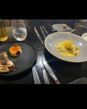 Juri Ueno Instagram - 夫婦初海外旅行は、
ニュージーランドのウェリントンでした🇳🇿

こちらのレストランは
初日の夜に訪れた、
 「Logan Brown」（ローガン・ブラウン）。

ウェリントンのディナーと言えばここは外せないそう。

石造りの重厚感のある店内は
オークランドとは違った
クラシカルな雰囲気があります✨

こんな素敵な場所で、
食べたり飲んだりしていいの？
（飲食禁止じゃないの？）って
戸惑うほどの歴史ある店内は天井が高く、
照明は柔らかく、料理は新しく、
初日からどっぷりウェリントンを満喫したのでした。🌕🍷😊（夫は食後に二階席にも座ってみました）

皆さんも機会があればぜひ。
空間に浸るだけでも最高です。

メインメニューは４種類（一つはビーガン）だったので、三、四人で行くと、一つずつお皿を頼んでシェア、
というのがオススメです😄

私は、コーディネーターさんと夫と
3種類ずつ頼みました♪

全部美味しかったです😋

《お知らせ🎁》

4/12から 
#ニュージーランド旅パクエスト が始まります。

クイズに答えて素敵なプレゼントを
ゲットしてくださいね🎁💖✈️🇳🇿

明日アップするのは、
ウェリントン2日目の夜にディナーで訪れた
オーガニック食材とナチュラルワインを取り扱う
レストラン。✨

お楽しみに🌹😌

@nzembassyjapan 
@airnzjp 
@purenewzealand 

https://www.loganbrown.co.nz