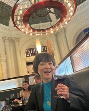 Juri Ueno Instagram - 夫婦初海外旅行は、
ニュージーランドのウェリントンでした🇳🇿

こちらのレストランは
初日の夜に訪れた、
 「Logan Brown」（ローガン・ブラウン）。

ウェリントンのディナーと言えばここは外せないそう。

石造りの重厚感のある店内は
オークランドとは違った
クラシカルな雰囲気があります✨

こんな素敵な場所で、
食べたり飲んだりしていいの？
（飲食禁止じゃないの？）って
戸惑うほどの歴史ある店内は天井が高く、
照明は柔らかく、料理は新しく、
初日からどっぷりウェリントンを満喫したのでした。🌕🍷😊（夫は食後に二階席にも座ってみました）

皆さんも機会があればぜひ。
空間に浸るだけでも最高です。

メインメニューは４種類（一つはビーガン）だったので、三、四人で行くと、一つずつお皿を頼んでシェア、
というのがオススメです😄

私は、コーディネーターさんと夫と
3種類ずつ頼みました♪

全部美味しかったです😋

《お知らせ🎁》

4/12から 
#ニュージーランド旅パクエスト が始まります。

クイズに答えて素敵なプレゼントを
ゲットしてくださいね🎁💖✈️🇳🇿

明日アップするのは、
ウェリントン2日目の夜にディナーで訪れた
オーガニック食材とナチュラルワインを取り扱う
レストラン。✨

お楽しみに🌹😌

@nzembassyjapan 
@airnzjp 
@purenewzealand 

https://www.loganbrown.co.nz
