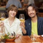 Juri Ueno Instagram - #auckland にある レストラン「Ahi.」(アヒ) @ahirestaurant フィガロ📚 @madamefigarojapon で 平野由紀子さん @8yukiko76hirano と ランチを堪能させていただきました！🥂🌹 平野さんは、ワインとのペアリングだったり お料理の感想が弾んで、 初対面でしたが充実のひとときを 過ごさせていただきました🥳 ニュージーランドといえば 先住民族マオリ。 マオリの伝統料理「ハンギ」は、 土の中で低温調理をするのです。 もちろん高層階である このレストランでは さすがの BEN シェフも 土はないので作れません。 しかし！ それを見事に再現した料理が、 目の前に現れた！！ なんと、今日のために、 外で、土に包んで低温調理した豚肉を こちらのレストランで丁寧に温め直し、 ハンギ料理のお話をしながら、 お皿に盛り付けて下さいました🍽️✨ （写真10枚目、動画に写っている 黒い筒のものがハンギ料理です。） 帰りの飛行機では、 BENシェフの番組、 素材を巡る旅を8話全て観賞📺✈️ 海では釣り🎣山では狩り🦘 畑🥬や、きのこ栽培🍄‍🟫など、 自らニュージーランド中を駆け巡って、 循環を考えた素材の選び方、美しい調理法。 とても楽しく拝見しました！😄 とても有名なシェフだったんだなぁとしみじみ。😌 （機内で写ってるNZのクラフトビール🍺 アーティーチョークの上に Kiwi birdが乗ってるのわかりますか？🥝🐤） 全ての料理が、鮮度抜群で、 味はナチュラルでフレッシュ🌿 生き生きとしている料理に、 ニュージーランドの恵みをいただいている 感謝が溢れました🙏🌳 オープンキッチンの活気溢れる厨房にも、 お忙しい中、 見学させていただき、 「Ahi.」の皆様、 大変お世話になりました！ 皆さんも、ぜひオークランドへ行くときは レストラン「Ahi.」にて、 ニュージーランドを堪能されてはいかがでしょうか。。 @purenewzealand @sadaito @shotaro.ao @furuta_chiaki