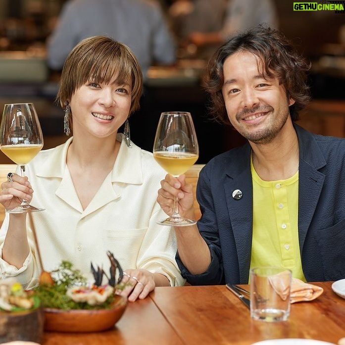 Juri Ueno Instagram - #auckland にある レストラン「Ahi.」(アヒ) @ahirestaurant フィガロ📚 @madamefigarojapon で 平野由紀子さん @8yukiko76hirano と ランチを堪能させていただきました!🥂🌹 平野さんは、ワインとのペアリングだったり お料理の感想が弾んで、 初対面でしたが充実のひとときを 過ごさせていただきました🥳 ニュージーランドといえば 先住民族マオリ。 マオリの伝統料理「ハンギ」は、 土の中で低温調理をするのです。 もちろん高層階である このレストランでは さすがの BEN シェフも 土はないので作れません。 しかし! それを見事に再現した料理が、 目の前に現れた!! なんと、今日のために、 外で、土に包んで低温調理した豚肉を こちらのレストランで丁寧に温め直し、 ハンギ料理のお話をしながら、 お皿に盛り付けて下さいました🍽️✨ (写真10枚目、動画に写っている 黒い筒のものがハンギ料理です。) 帰りの飛行機では、 BENシェフの番組、 素材を巡る旅を8話全て観賞📺✈️ 海では釣り🎣山では狩り🦘 畑🥬や、きのこ栽培🍄🟫など、 自らニュージーランド中を駆け巡って、 循環を考えた素材の選び方、美しい調理法。 とても楽しく拝見しました!😄 とても有名なシェフだったんだなぁとしみじみ。😌 (機内で写ってるNZのクラフトビール🍺 アーティーチョークの上に Kiwi birdが乗ってるのわかりますか?🥝🐤) 全ての料理が、鮮度抜群で、 味はナチュラルでフレッシュ🌿 生き生きとしている料理に、 ニュージーランドの恵みをいただいている 感謝が溢れました🙏🌳 オープンキッチンの活気溢れる厨房にも、 お忙しい中、 見学させていただき、 「Ahi.」の皆様、 大変お世話になりました! 皆さんも、ぜひオークランドへ行くときは レストラン「Ahi.」にて、 ニュージーランドを堪能されてはいかがでしょうか。。 @purenewzealand @sadaito @shotaro.ao @furuta_chiaki