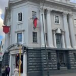 Juri Ueno Instagram – 夫婦初海外旅行は、
ニュージーランドのウェリントンでした🇳🇿
こちらのレストランは
初日の夜に訪れた、
「Logan Brown」(ローガン・ブラウン)。
ウェリントンのディナーと言えばここは外せないそう。
石造りの重厚感のある店内は
オークランドとは違った
クラシカルな雰囲気があります✨
こんな素敵な場所で、
食べたり飲んだりしていいの?
(飲食禁止じゃないの?)って
戸惑うほどの歴史ある店内は天井が高く、
照明は柔らかく、料理は新しく、
初日からどっぷりウェリントンを満喫したのでした。🌕🍷😊(夫は食後に二階席にも座ってみました)
皆さんも機会があればぜひ。
空間に浸るだけでも最高です。
メインメニューは4種類(一つはビーガン)だったので、三、四人で行くと、一つずつお皿を頼んでシェア、
というのがオススメです😄
私は、コーディネーターさんと夫と
3種類ずつ頼みました♪
全部美味しかったです😋
《お知らせ🎁》
4/12から
#ニュージーランド旅パクエスト が始まります。
クイズに答えて素敵なプレゼントを
ゲットしてくださいね🎁💖✈️🇳🇿
明日アップするのは、
ウェリントン2日目の夜にディナーで訪れた
オーガニック食材とナチュラルワインを取り扱う
レストラン。✨
お楽しみに🌹😌
@nzembassyjapan
@airnzjp
@purenewzealand
https://www.loganbrown.co.nz