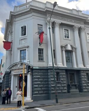 Juri Ueno Instagram - 夫婦初海外旅行は、
ニュージーランドのウェリントンでした🇳🇿

こちらのレストランは
初日の夜に訪れた、
 「Logan Brown」（ローガン・ブラウン）。

ウェリントンのディナーと言えばここは外せないそう。

石造りの重厚感のある店内は
オークランドとは違った
クラシカルな雰囲気があります✨

こんな素敵な場所で、
食べたり飲んだりしていいの？
（飲食禁止じゃないの？）って
戸惑うほどの歴史ある店内は天井が高く、
照明は柔らかく、料理は新しく、
初日からどっぷりウェリントンを満喫したのでした。🌕🍷😊（夫は食後に二階席にも座ってみました）

皆さんも機会があればぜひ。
空間に浸るだけでも最高です。

メインメニューは４種類（一つはビーガン）だったので、三、四人で行くと、一つずつお皿を頼んでシェア、
というのがオススメです😄

私は、コーディネーターさんと夫と
3種類ずつ頼みました♪

全部美味しかったです😋

《お知らせ🎁》

4/12から 
#ニュージーランド旅パクエスト が始まります。

クイズに答えて素敵なプレゼントを
ゲットしてくださいね🎁💖✈️🇳🇿

明日アップするのは、
ウェリントン2日目の夜にディナーで訪れた
オーガニック食材とナチュラルワインを取り扱う
レストラン。✨

お楽しみに🌹😌

@nzembassyjapan 
@airnzjp 
@purenewzealand 

https://www.loganbrown.co.nz