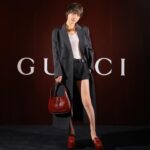 Juri Ueno Instagram - GUCCIの新クリエイティブ・ディレクター サバト・デ・サルノのデビューコレクション 「Gucci Ancora」。 一夜限りのスペシャルイベントに参加しました🥂 (※Ancora-もう一度、もっと、ファッションに恋をしよう) Rosso Ancoraカラーで彩られた国立競技場の屋内練習トラックで、コレクションの世界観を体感しました。 絶え間なく愛をもたらしてくれるファッションの魅力を再燃させたいというサバトの想いを提示しているのだそう。 スマートでシンプルな空間に、音楽と、エネルギッシュな赤いライトが天井を行き交っていて、ファッションへのワクワクする気持ちが高まりました🌟 身につけたローファーもタンクトップも、ショートパンツも、普段から好きなアイテムなので より一層グッと身近に感じつつ、サバトの拘りが詰まったテーラードコートは、やはり、とても素敵だと思いました！ #GucciAncora #GucciSS24 #PR @gucci @sabatods @sadaito @shotaro.ao @furuta_chiaki