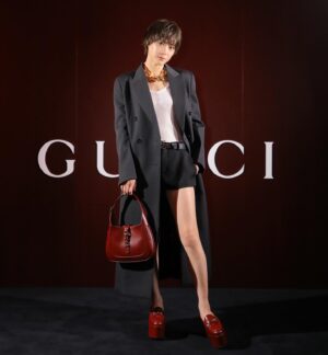 Juri Ueno Instagram - GUCCIの新クリエイティブ・ディレクター
サバト・デ・サルノのデビューコレクション
「Gucci Ancora」。
一夜限りのスペシャルイベントに参加しました🥂
(※Ancora-もう一度、もっと、ファッションに恋をしよう)
Rosso Ancoraカラーで彩られた国立競技場の屋内練習トラックで、コレクションの世界観を体感しました。
絶え間なく愛をもたらしてくれるファッションの魅力を再燃させたいというサバトの想いを提示しているのだそう。
スマートでシンプルな空間に、音楽と、エネルギッシュな赤いライトが天井を行き交っていて、ファッションへのワクワクする気持ちが高まりました🌟 
身につけたローファーもタンクトップも、ショートパンツも、普段から好きなアイテムなので
より一層グッと身近に感じつつ、サバトの拘りが詰まったテーラードコートは、やはり、とても素敵だと思いました！

 #GucciAncora #GucciSS24 #PR

@gucci @sabatods

@sadaito 
@shotaro.ao 
@furuta_chiaki
