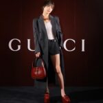 Juri Ueno Instagram - GUCCIの新クリエイティブ・ディレクター サバト・デ・サルノのデビューコレクション 「Gucci Ancora」。 一夜限りのスペシャルイベントに参加しました🥂 (※Ancora-もう一度、もっと、ファッションに恋をしよう) Rosso Ancoraカラーで彩られた国立競技場の屋内練習トラックで、コレクションの世界観を体感しました。 絶え間なく愛をもたらしてくれるファッションの魅力を再燃させたいというサバトの想いを提示しているのだそう。 スマートでシンプルな空間に、音楽と、エネルギッシュな赤いライトが天井を行き交っていて、ファッションへのワクワクする気持ちが高まりました🌟 身につけたローファーもタンクトップも、ショートパンツも、普段から好きなアイテムなので より一層グッと身近に感じつつ、サバトの拘りが詰まったテーラードコートは、やはり、とても素敵だと思いました！ #GucciAncora #GucciSS24 #PR @gucci @sabatods @sadaito @shotaro.ao @furuta_chiaki