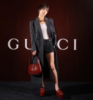 Juri Ueno Instagram - GUCCIの新クリエイティブ・ディレクター
サバト・デ・サルノのデビューコレクション
「Gucci Ancora」。
一夜限りのスペシャルイベントに参加しました🥂
(※Ancora-もう一度、もっと、ファッションに恋をしよう)
Rosso Ancoraカラーで彩られた国立競技場の屋内練習トラックで、コレクションの世界観を体感しました。
絶え間なく愛をもたらしてくれるファッションの魅力を再燃させたいというサバトの想いを提示しているのだそう。
スマートでシンプルな空間に、音楽と、エネルギッシュな赤いライトが天井を行き交っていて、ファッションへのワクワクする気持ちが高まりました🌟 
身につけたローファーもタンクトップも、ショートパンツも、普段から好きなアイテムなので
より一層グッと身近に感じつつ、サバトの拘りが詰まったテーラードコートは、やはり、とても素敵だと思いました！

 #GucciAncora #GucciSS24 #PR

@gucci @sabatods

@sadaito 
@shotaro.ao 
@furuta_chiaki
