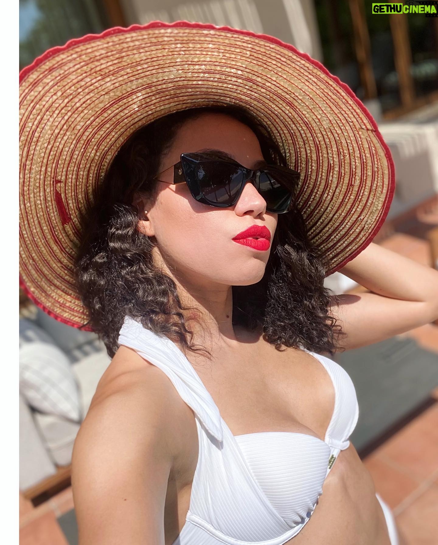 Jurnee Smollett Instagram - Sick in bed but reminiscing about summer days. Mentally here…please take me back to this magical place @stregispuntamita 🌊🌞🕶️ #summervibes #summerdays @stregispuntamita @howelltalentrelations #beachvibes