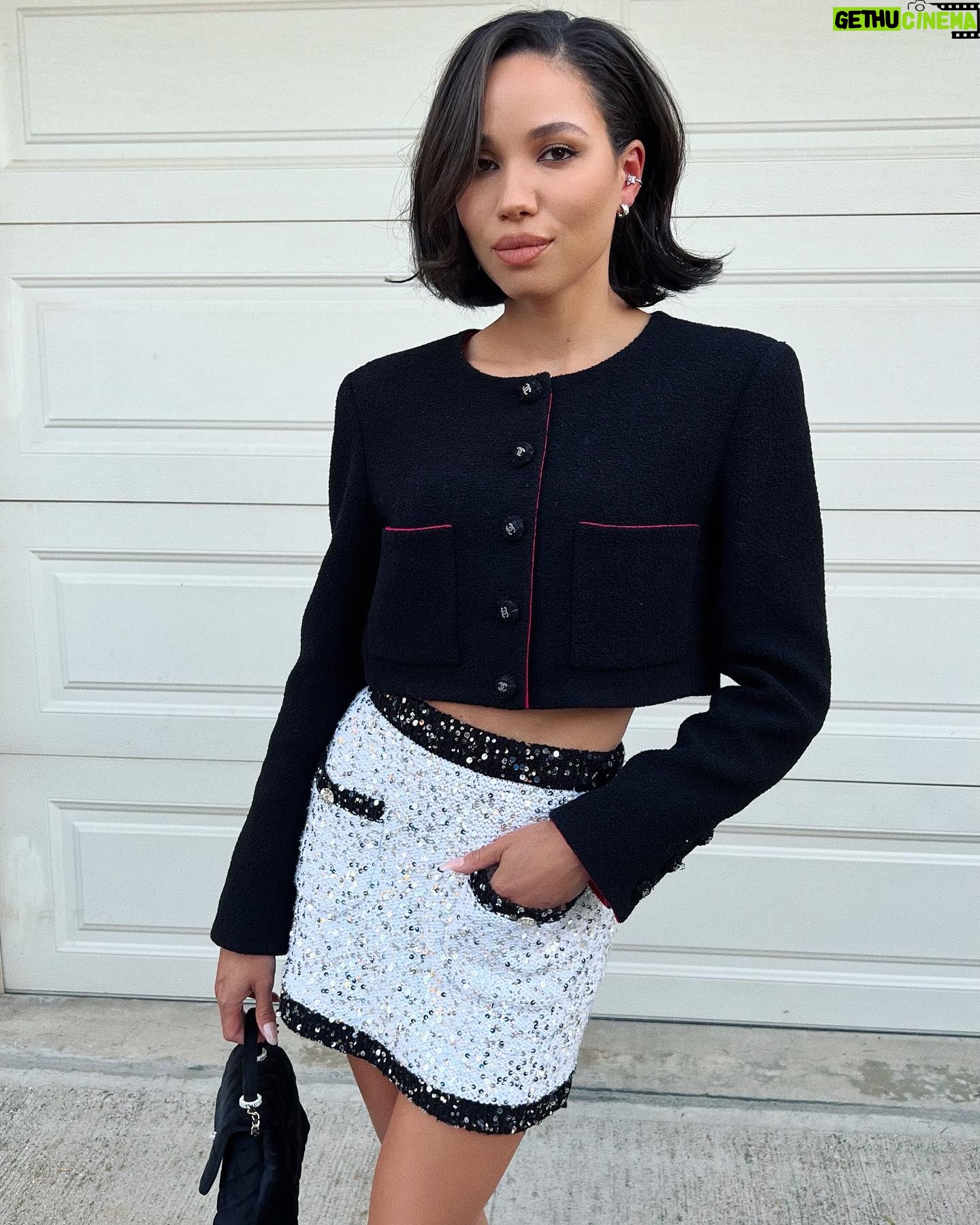 Jurnee Smollett Instagram - Anytime Karen O and the @yeahyeahyeahs perform it’s an epic night. Thank you @chanelofficial @welovecoco for the memories. #CHANELHighJewelry #CHANEL1932 Photogs from last night 📸 CHANEL: Pat Marin (@patmartin_) BFA: Carly Otness (@carlyotnessphoto) GETTY: Stefanie Keenan (@stefaniekeenan) / Jon Kopaloff (@kopaloffphoto)