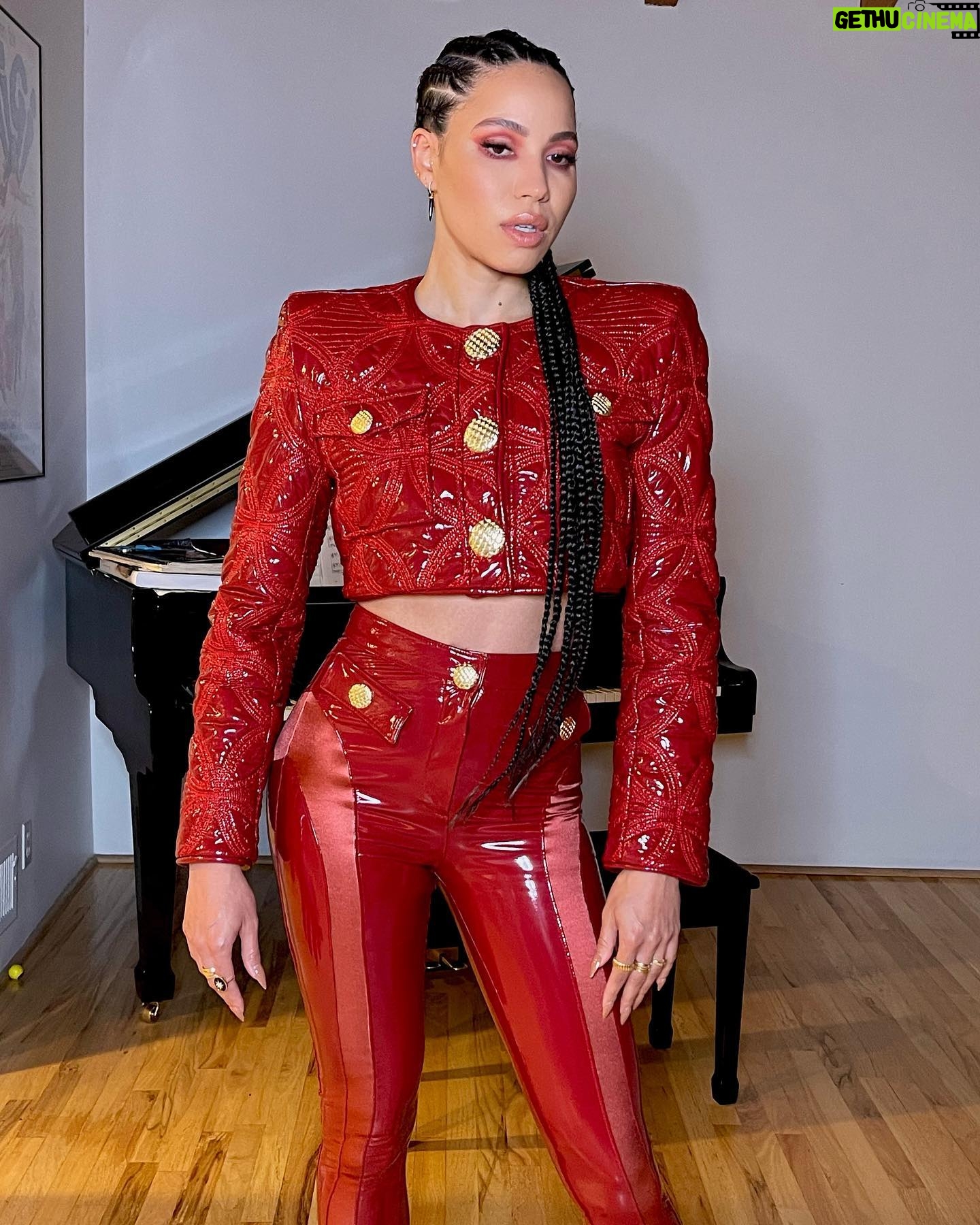 Jurnee Smollett Instagram - So much fun celebrating the genius that is @edward_enninful the other night. His new book #AVisibleMan is absolutely stunning and inspiring. He is a true trailblazer. So proud of the fam @michaelbjordan @stormreid for always killing the game. Love seeing our beautiful people shine. Styling @mandelkorn Fit @raisavanessa Shoes @hardot_official Bag @dior Earrings @_katkim @bondeyejewelry Hair @marciahamilton Makeup @makeupbyjmonroy