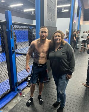 Justin Gaethje Instagram - Nothing like a mother and fathers love and support. #family #ufc286