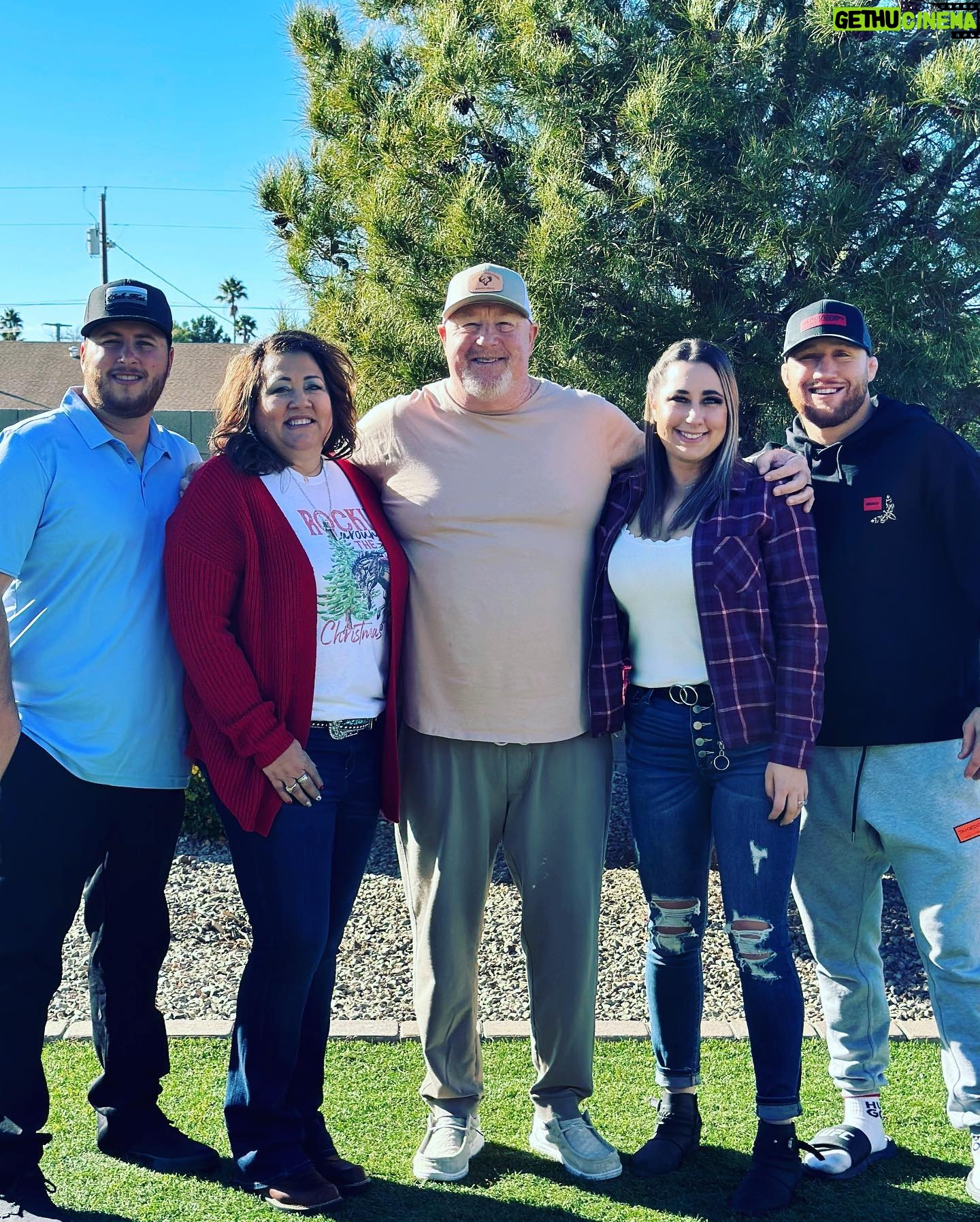 Justin Gaethje Instagram - It was an amazing day celebrating our Lord and Savior Jesus Christ. Merry Christmas from my family to yours 🎄