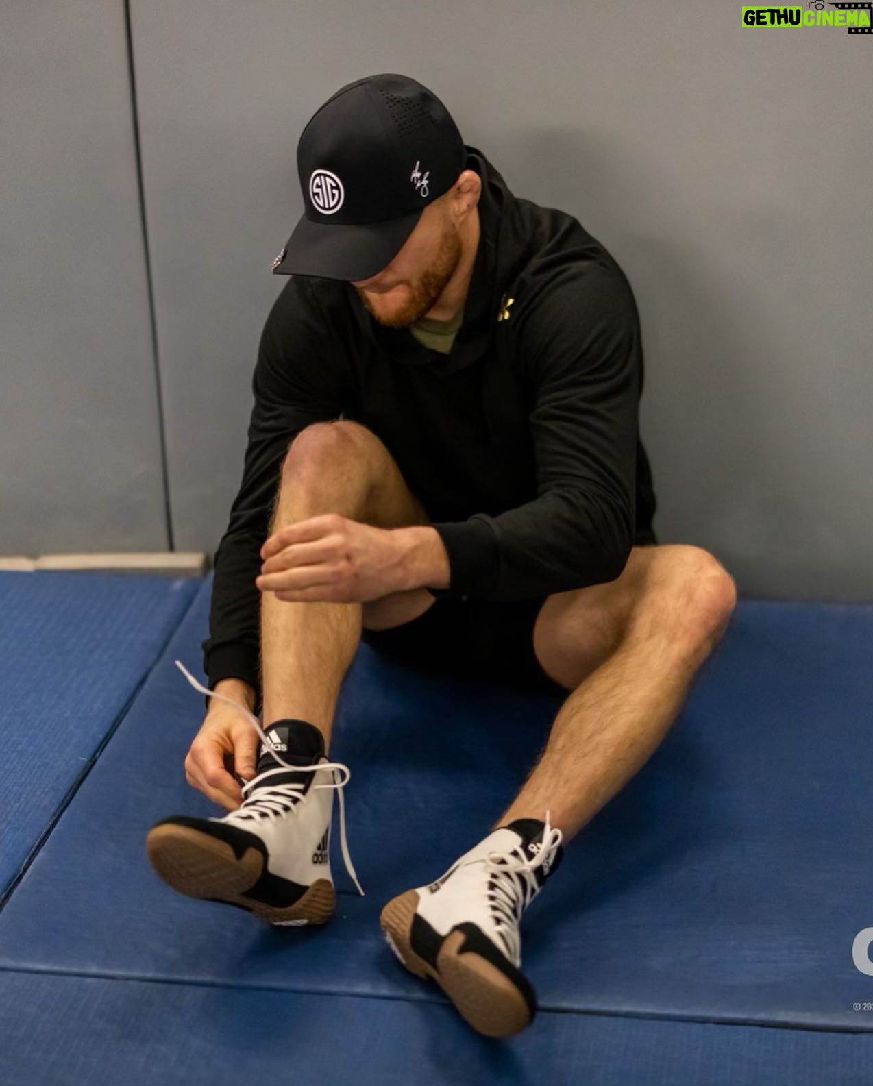 Justin Gaethje Instagram - Proud to represent America’s finest @sigsauerinc #ufc286