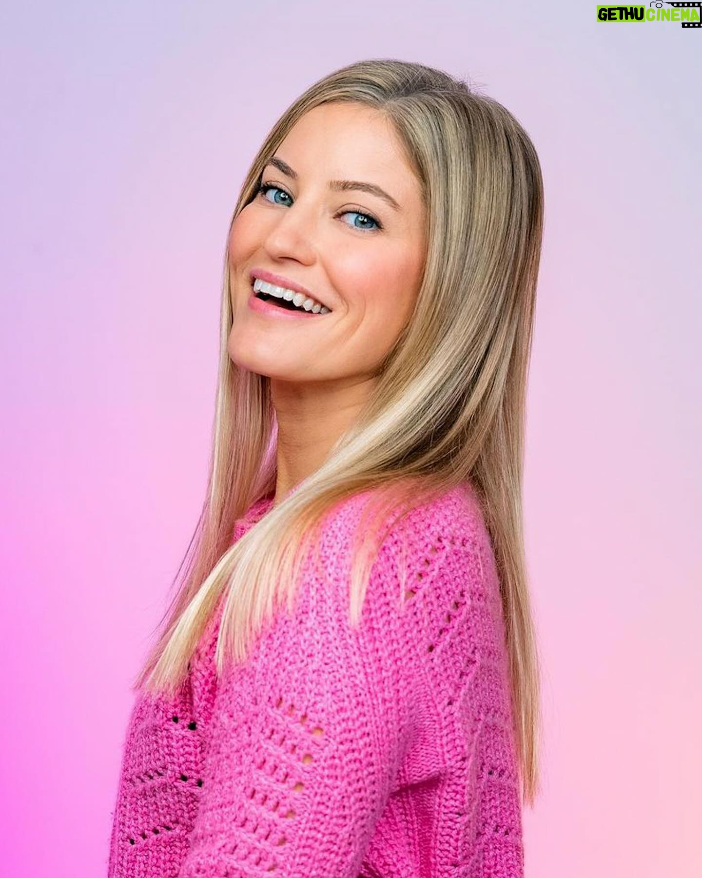Justine Ezarik Instagram - will stop everything to watch a new @iJustine review