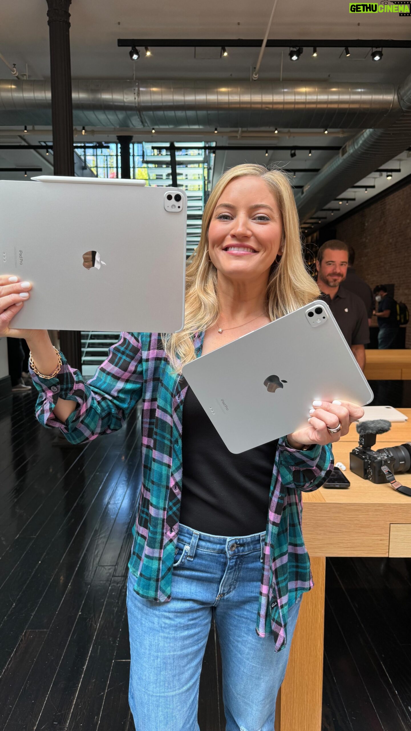 Justine Ezarik Instagram - New M4 iPad Pros! They come with an option for a new nano texture which looks amazing for reducing reflections.