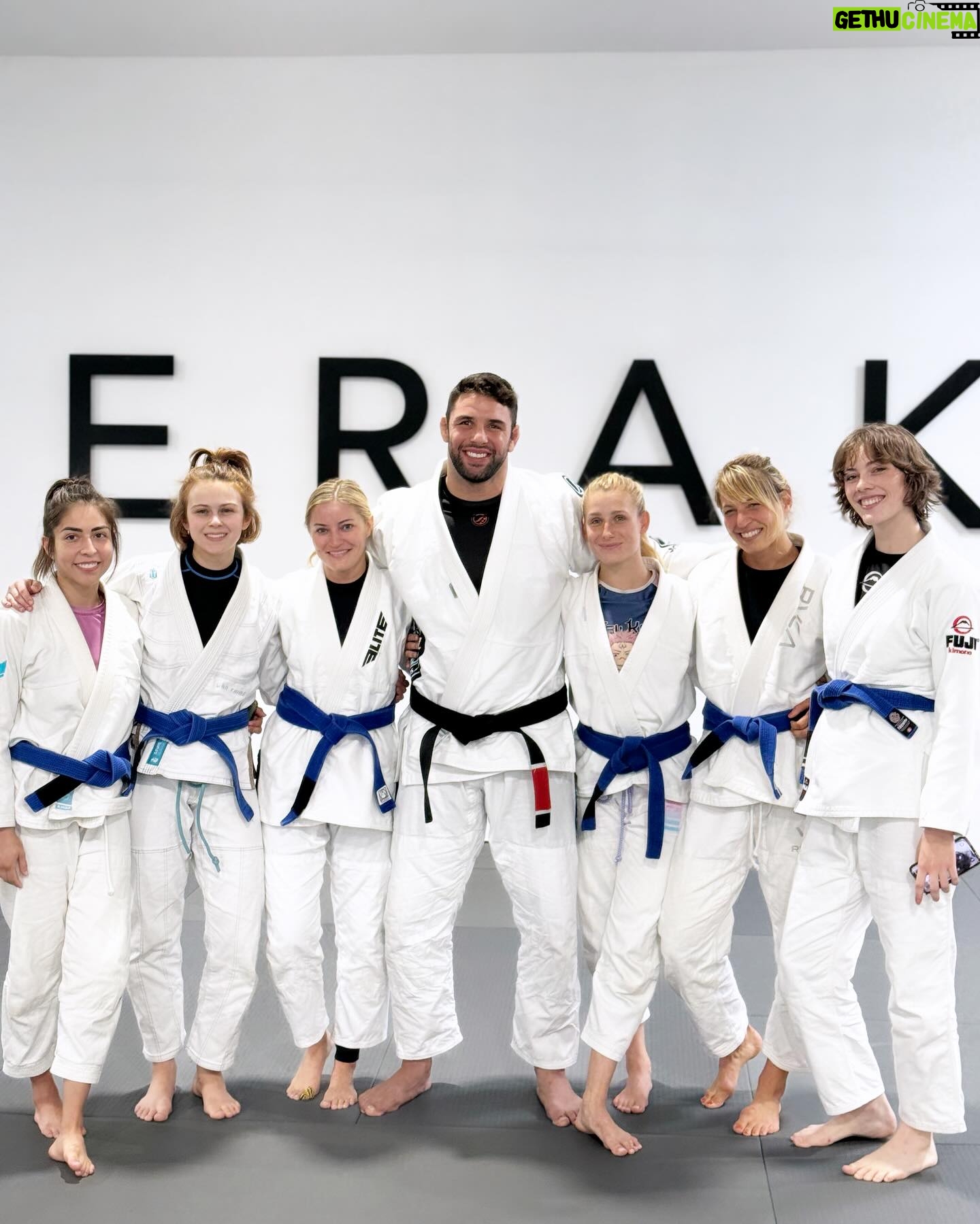 Justine Ezarik Instagram - Such a fun seminar with @marcusbuchecha at @merakijiujitsu! Thanks @jhuntmeraki! 🥋🖤💙🔥🔥