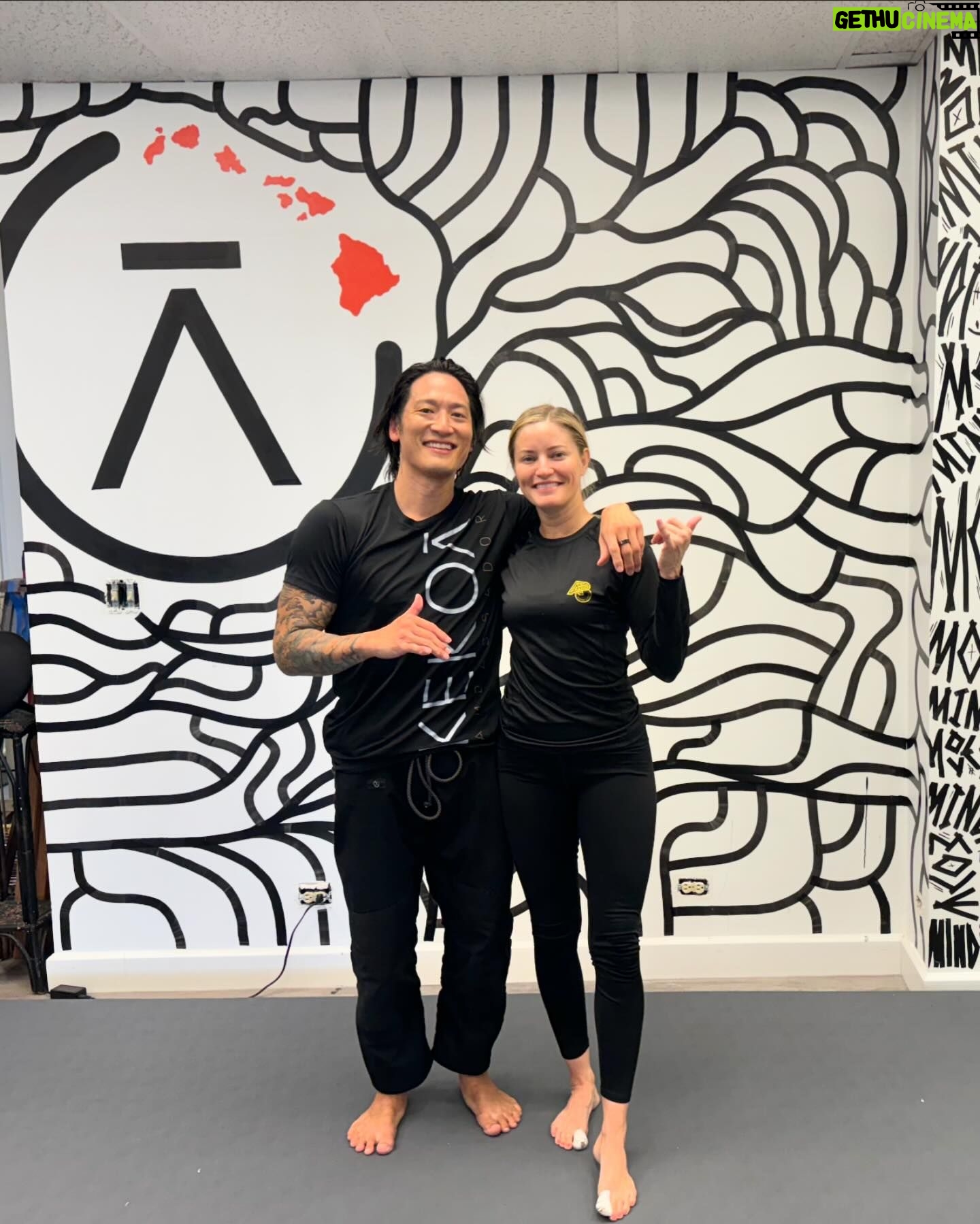 Justine Ezarik Instagram - Had THE BEST time training in Oahu!! Missing it already 😢🌺 Thanks to everyone who shared their space and knowledge with me 🙏🏻🥋 @kekoa_collective @hnl_jiu_jitsu_academy @islandjiujitsu 🖤