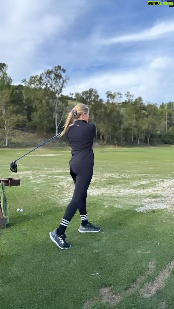 Justine Ezarik Instagram - Soooo where my golf pros at?!?? It’s been awhile since I’ve taken up a new hobby.. I’ve always wanted to get better and I found the easiest way to learn all the basics using @microsoftcopilot!! 😜⛳️ Wait until the end to see my shot…. #MicrosoftPartner