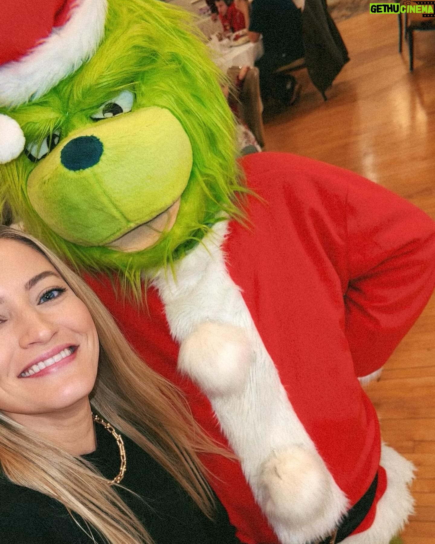 Justine Ezarik Instagram - NGL this breakfast with Santa was pretty epic hahaha. Great buffet, the grinch, Olaf AND Santa a magic show and free tickets to ice skate!!! Will go back to skate another day bc we got sleepy after the meal and activities.