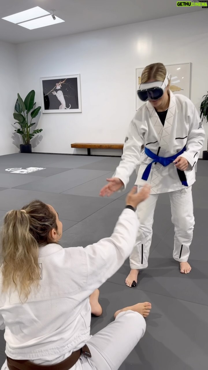 Justine Ezarik Instagram - Jiu Jitsu Vision Pro ππ₯½ How to arm bar a brown belt..? Thanks to @mariaelisaguermann for kindly letting me pass her guard to mount ππ we all know thatβd never ACTUALLY happen lol π₯ @isabelajoness