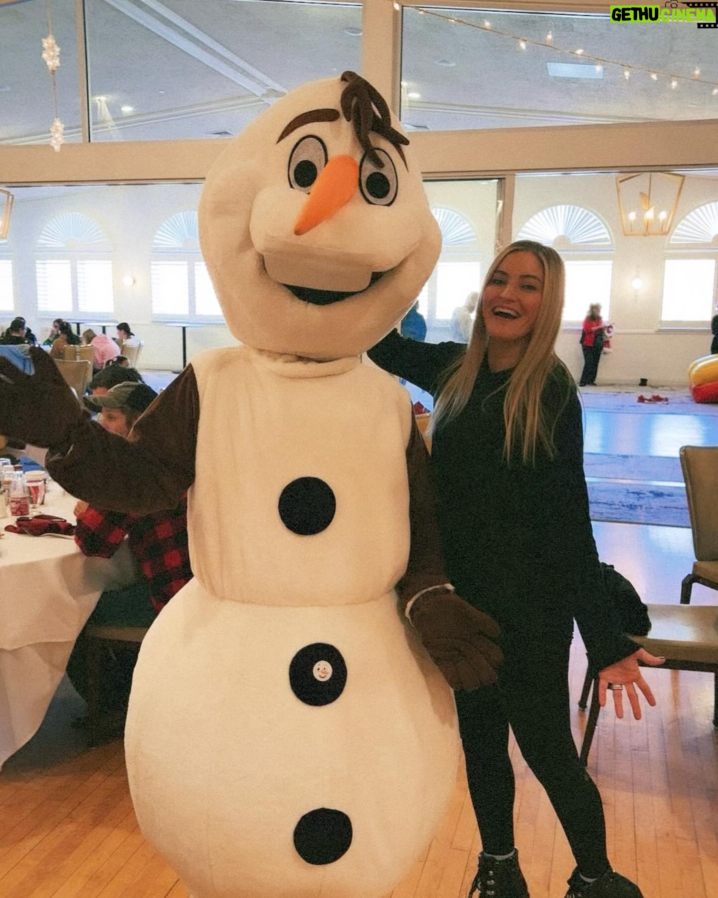 Justine Ezarik Instagram - NGL this breakfast with Santa was pretty epic hahaha. Great buffet, the grinch, Olaf AND Santa a magic show and free tickets to ice skate!!! Will go back to skate another day bc we got sleepy after the meal and activities.