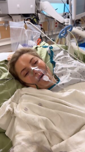 Justine Ezarik Instagram - 2 YEARS AGO! This is an old post and a fresh reminder to all that blood clots are no joke and to listen to your body if you think something is wrong — GET HELP! 

I was fresh outta the OR, in the the ICU, super loopy.. trying to see if my doctor would do the second procedure 12 hours early for a lil bit of ETH 😂😂 Crypto and clots, a time capsule of April 2022. 

Thanks again to my sis @jennaezarik who hardly left my side for days except to get food and take a lil nap 🙏🏻