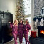 Justine Ezarik Instagram - Sisters 💕🎄 Merry Christmas, yinz guys!