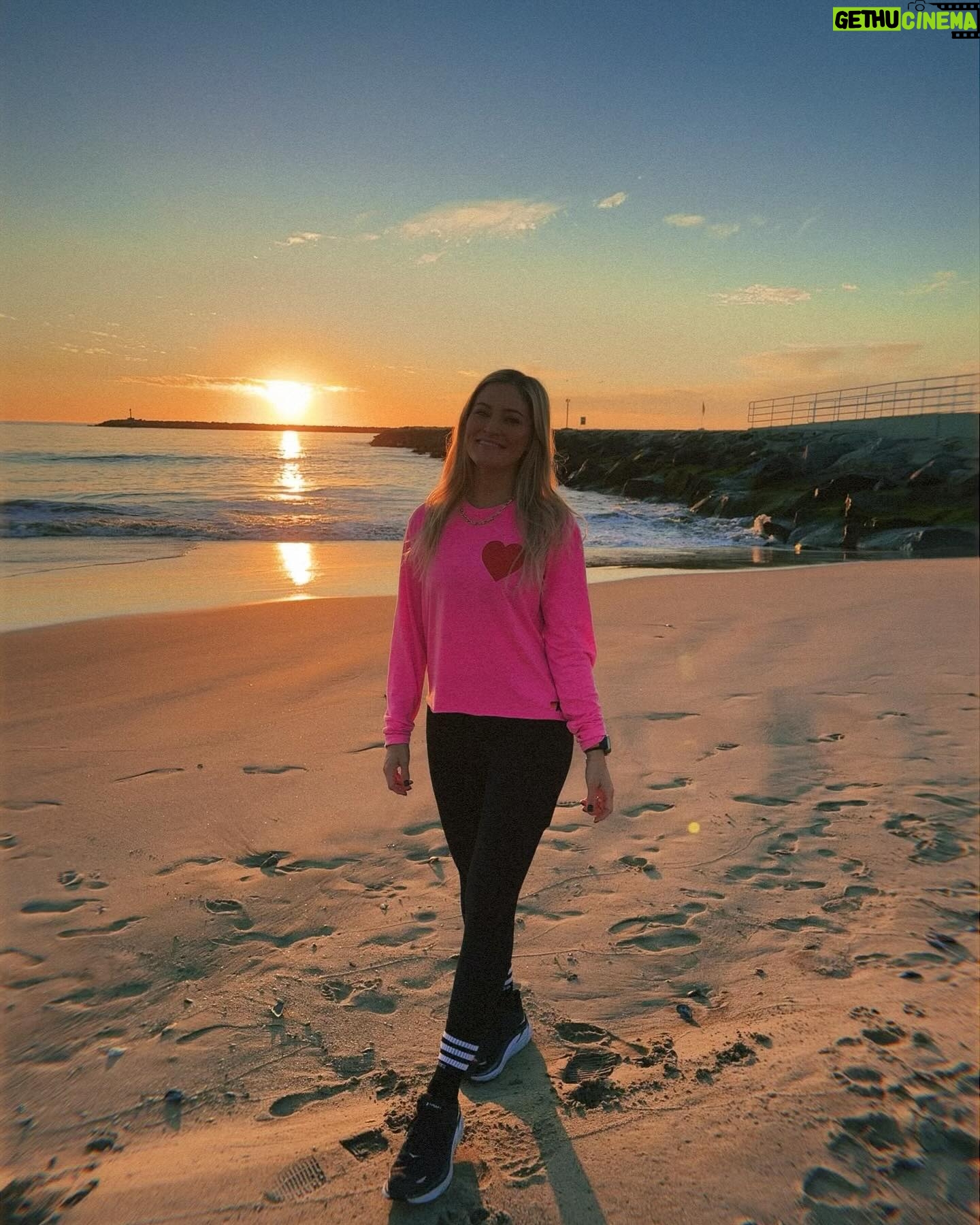 Justine Ezarik Instagram - We only go to see sunsets when we have to film something 😂😂😂 @jennaezarik
