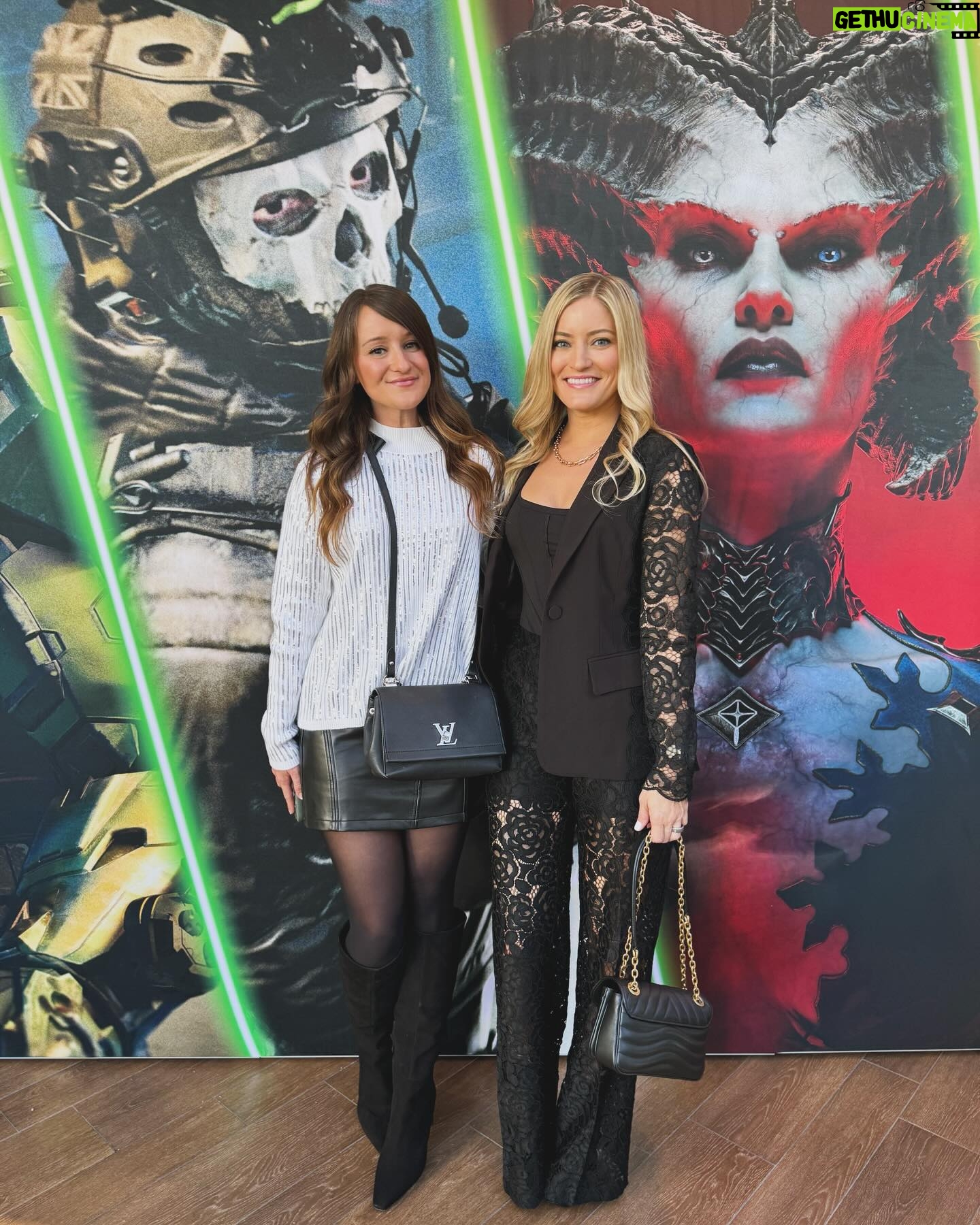 Justine Ezarik Instagram - Excited to be at the 10th @thegameawards!! Such an incredible show, congrats @geoffkeighley and all the winners! What’s been your favorite game this year?! 🎮