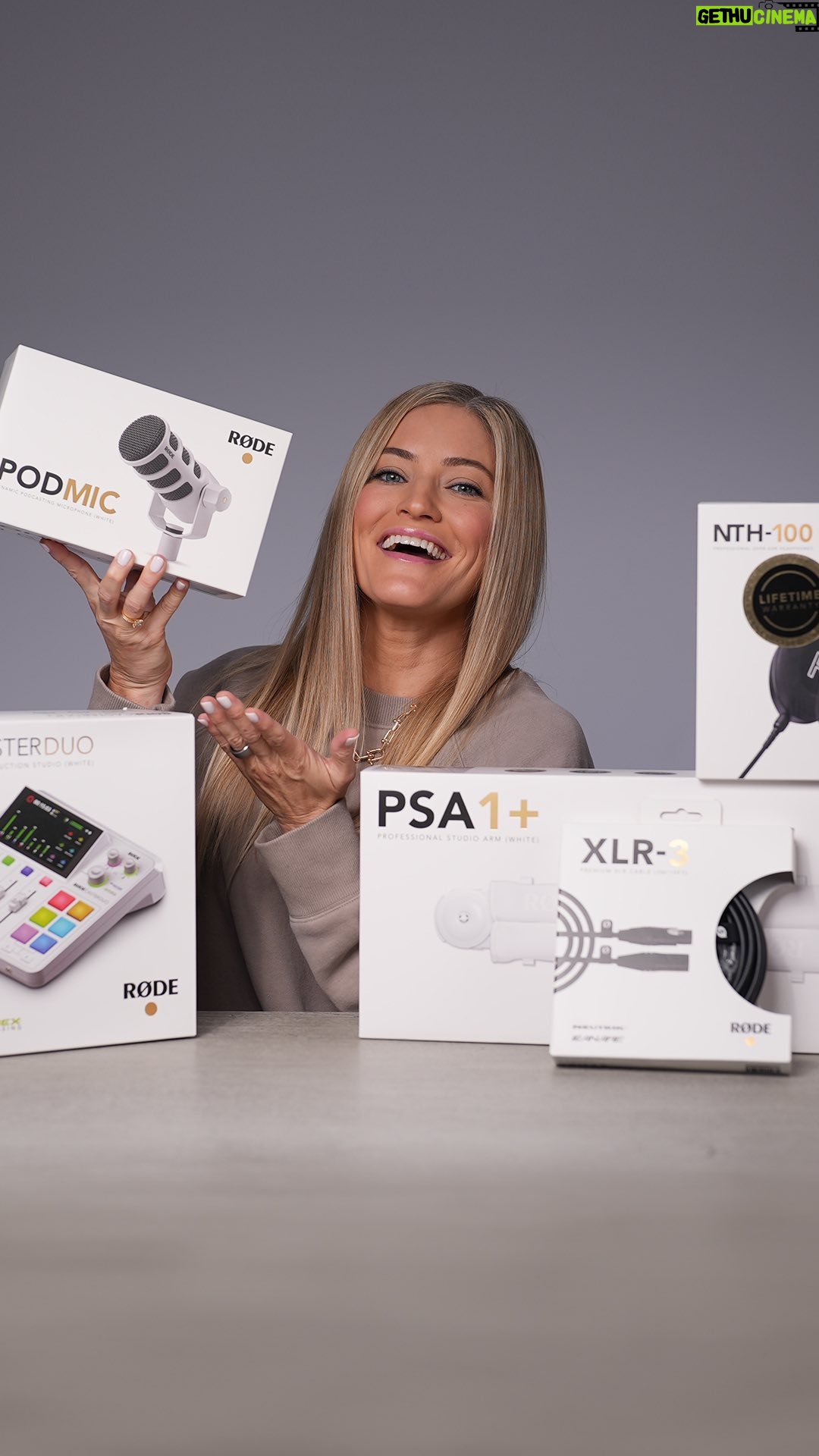 Justine Ezarik Instagram - New year, new gear! Stoked for this new fresh @rodemic setup in my gaming room! Also, who misses our @samebrain podcast?! Emoji raise your hand if you want us to bring it back.. hehe 🎤🙋🏼♀️