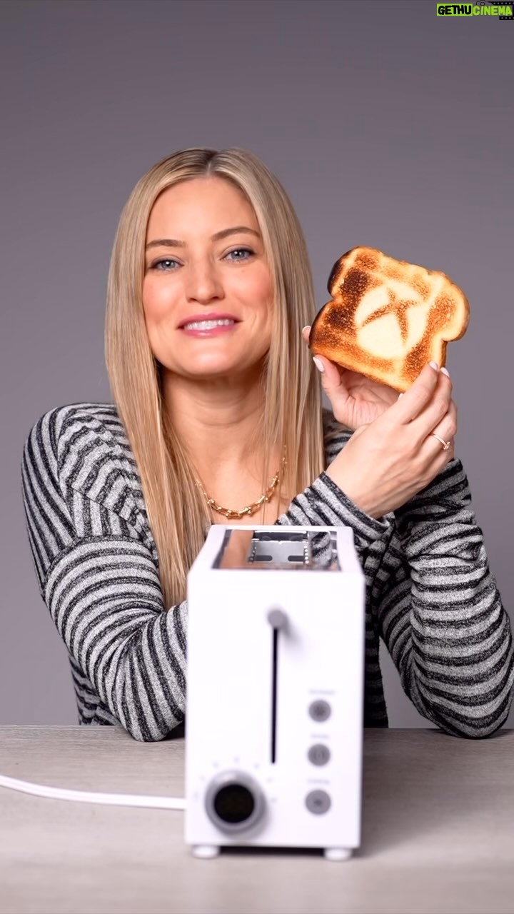 Justine Ezarik Instagram - An @xbox series s⦠TOASTER?!?! ššš