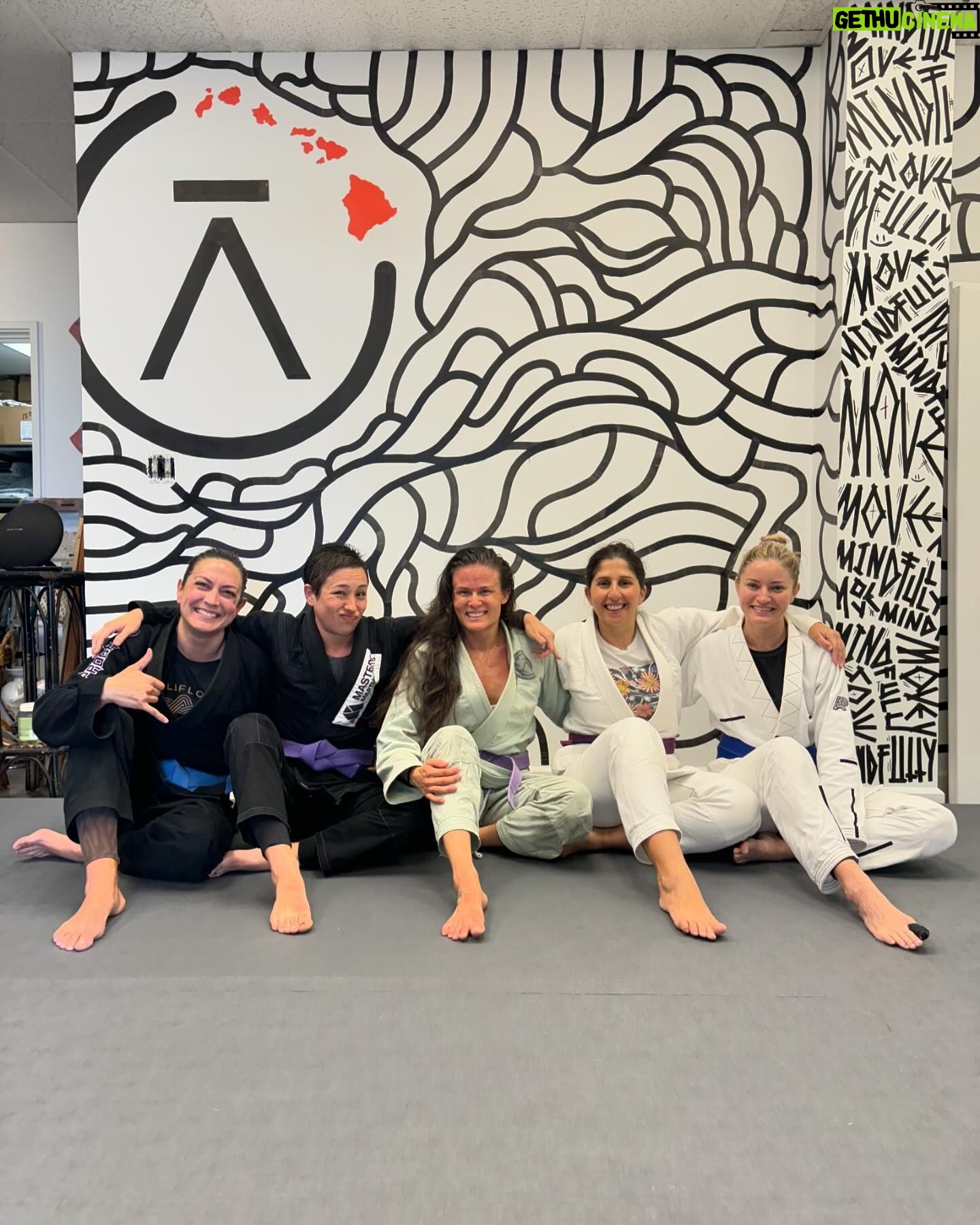 Justine Ezarik Instagram - Had THE BEST time training in Oahu!! Missing it already 😢🌺 Thanks to everyone who shared their space and knowledge with me 🙏🏻🥋 @kekoa_collective @hnl_jiu_jitsu_academy @islandjiujitsu 🖤